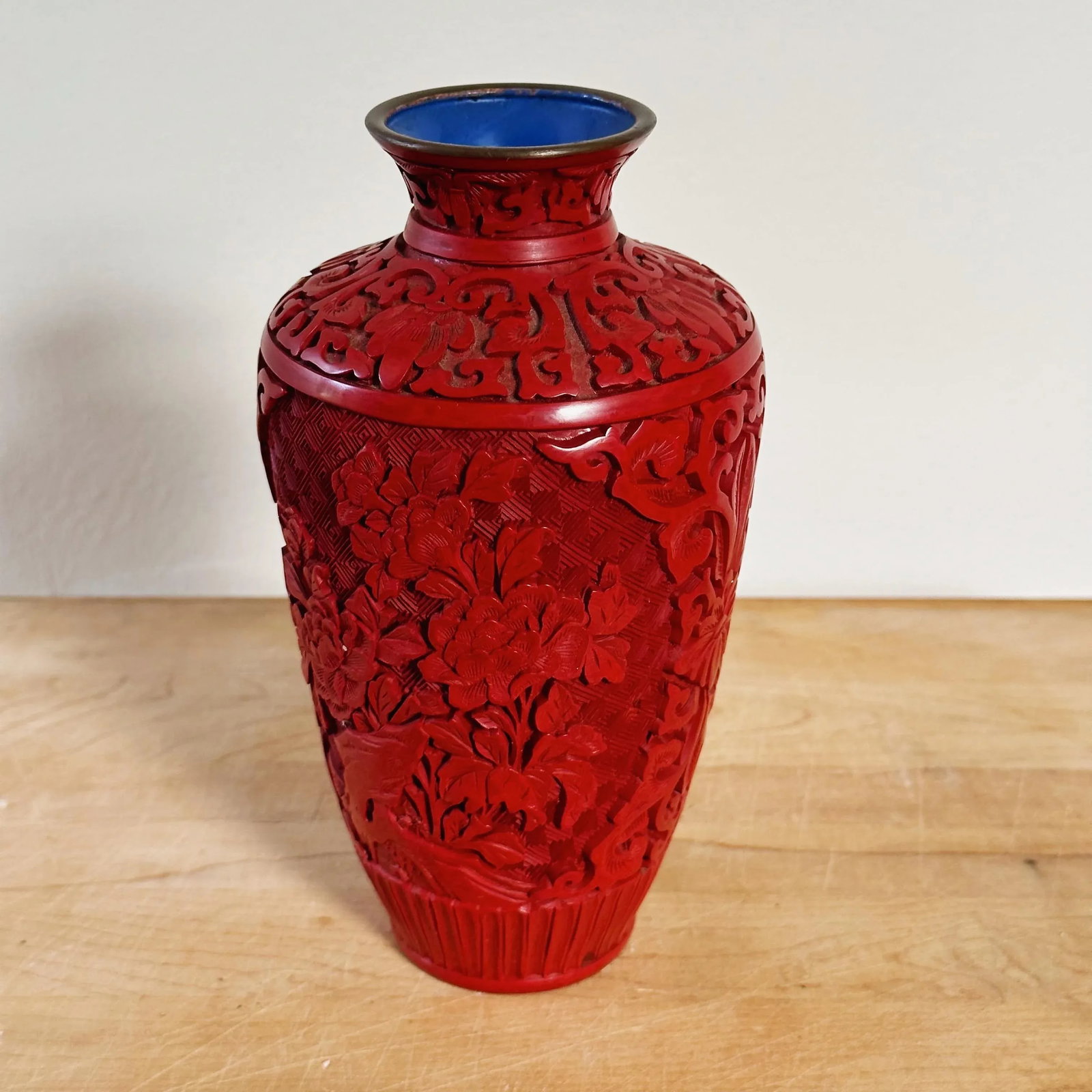 Mid-Century Red Cinnabar Lacquer Vase Depicting Peonies and Chinoiserie - 5
