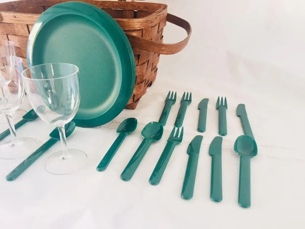 Vintage Service for 4 Dishes & Woven Picnic Basket - 21 Piece - 2