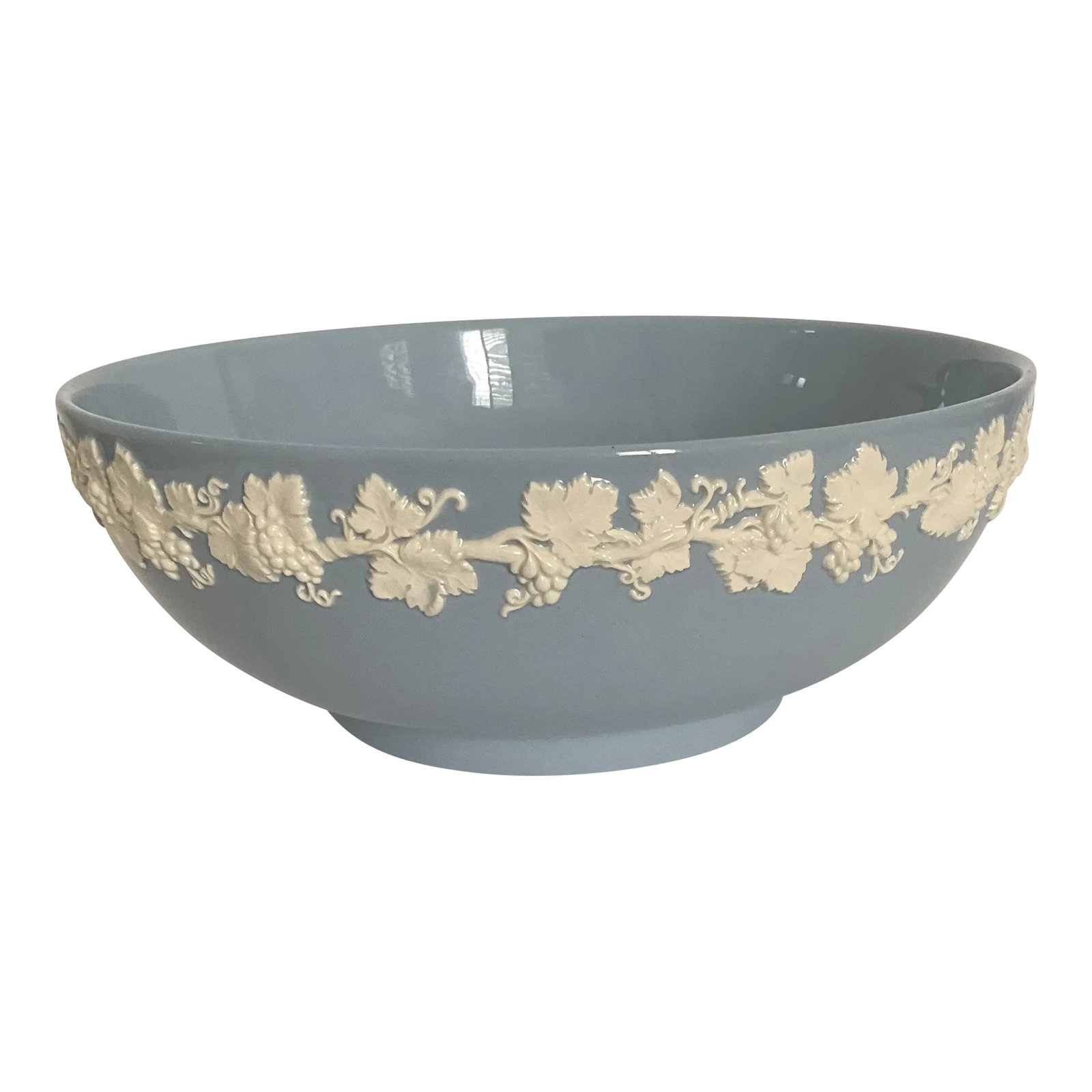 Vintage Wedgwood Queensware Bowl: 1950s Wedgwood Queensware of Etruria and Barlaston bowl. Beautiful cornflower blue with cream details. Condition: Alterations: Original Condition Unaltered Imperfections: Some Imperfections Condition