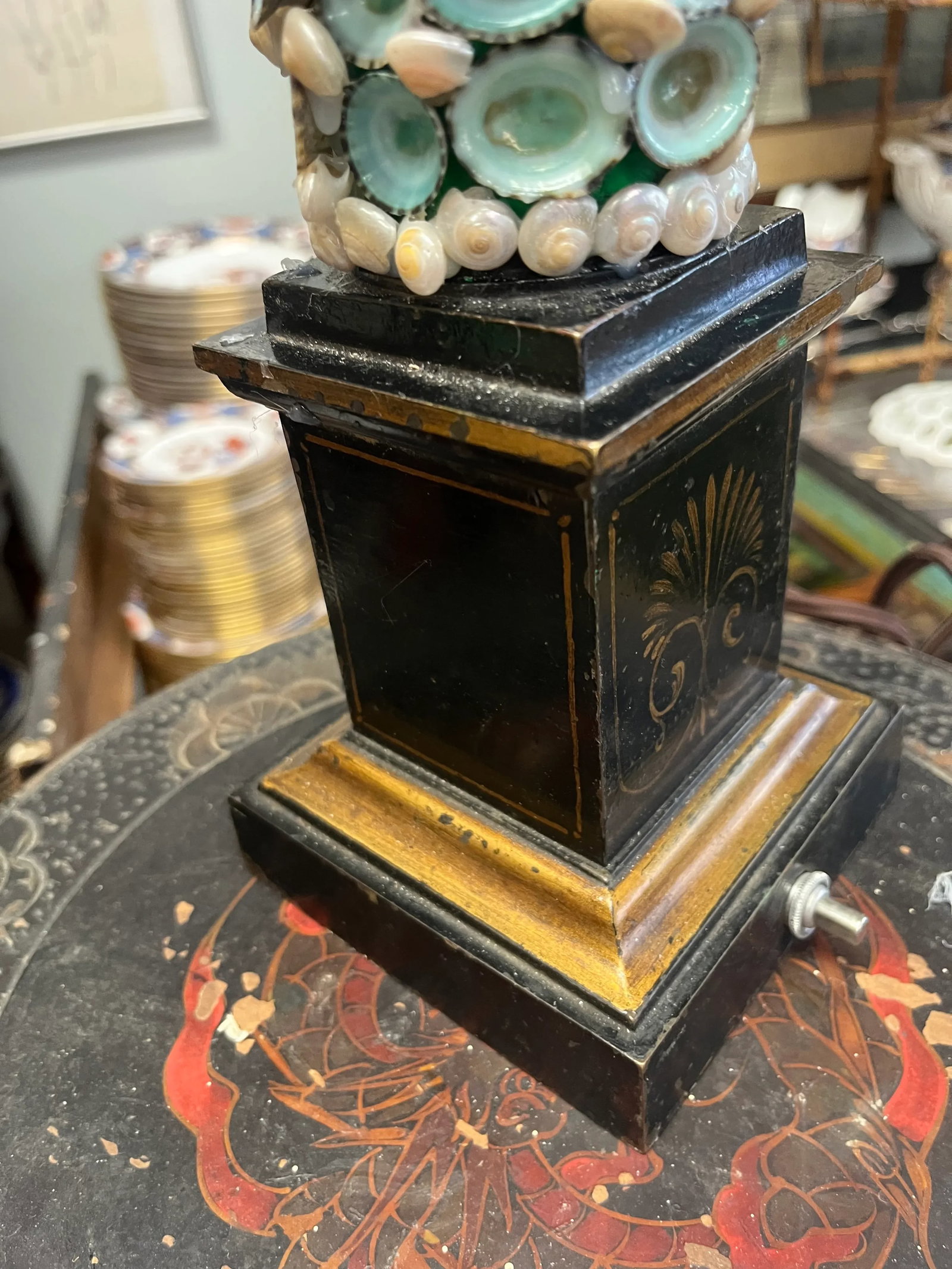 Early 20th Century French Neoclassical Painted and Shell Encrusted Lamp - 10