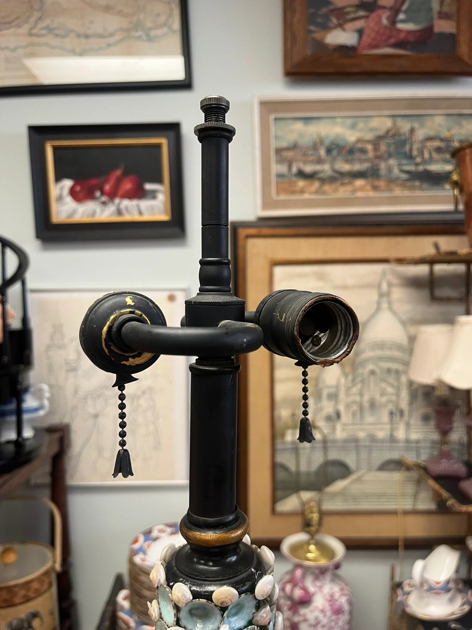 Early 20th Century French Neoclassical Painted and Shell Encrusted Lamp - 5