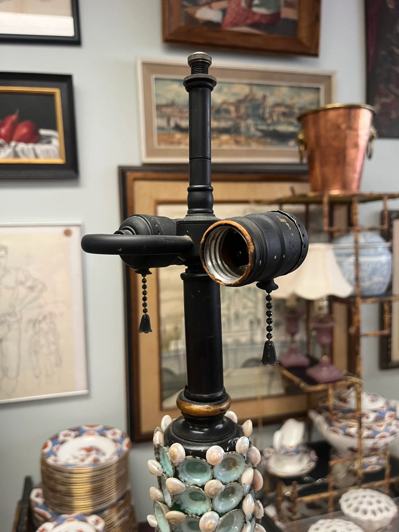 Early 20th Century French Neoclassical Painted and Shell Encrusted Lamp - 8