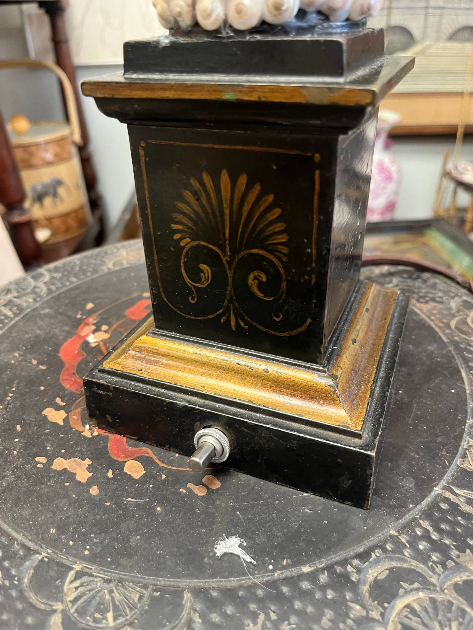 Early 20th Century French Neoclassical Painted and Shell Encrusted Lamp - 9