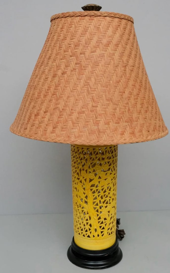1960s Yellow Metal Open Work Ornate Chinese Chinoiserie Lamp With a Woven Shade - 5