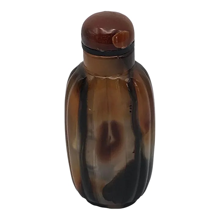 Antique Shadow Agate Snuff Bottle With Eye: The agate bottle has a compressed ovoid body standing on a tapered oval foot and has a concave lip. It is cut in a different way showing the bands in a vertical manner. A dark eye appears on one