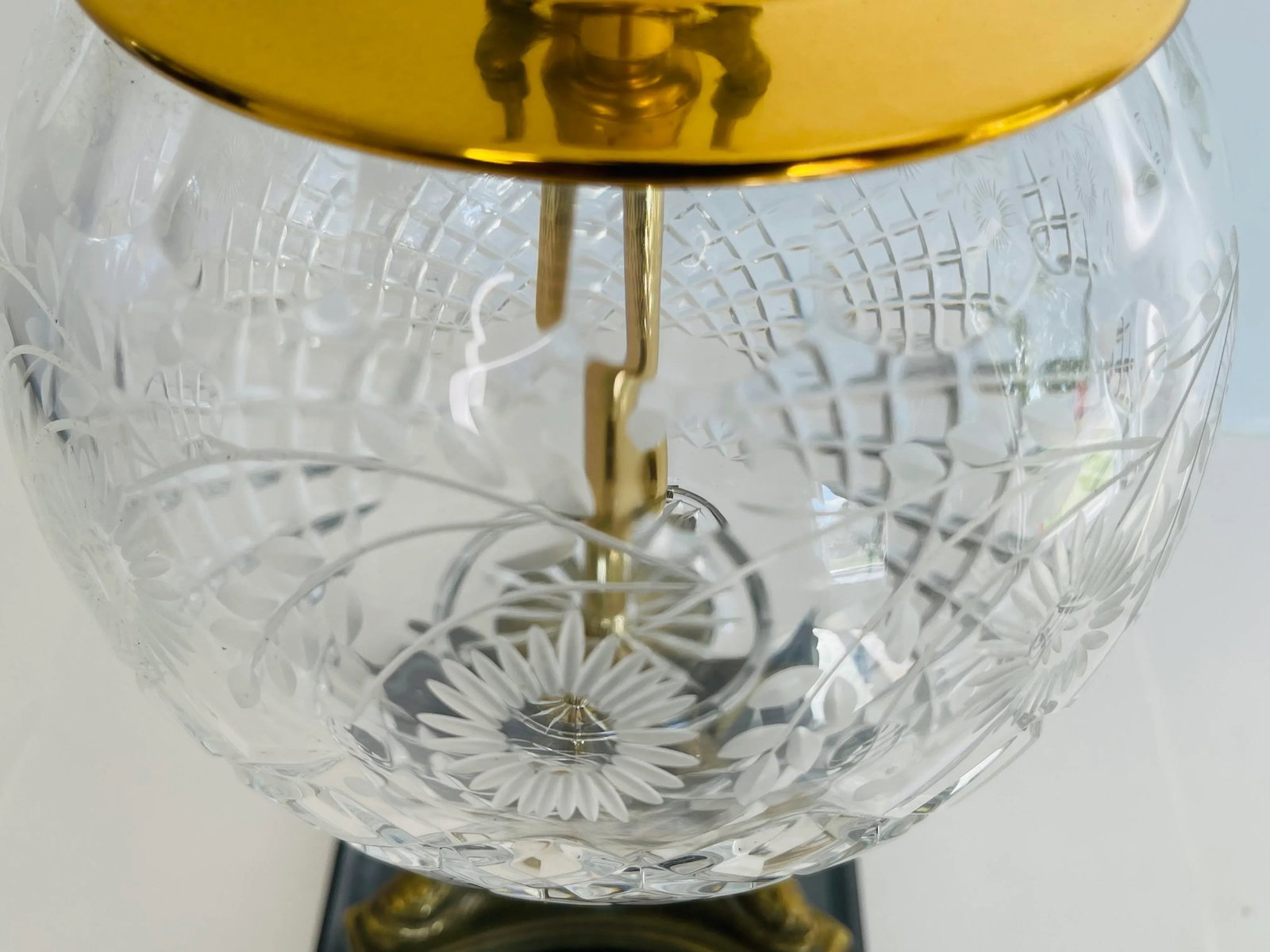 Vintage 1980s Floral Glass & Brass Dolphin Table Lamp - 10