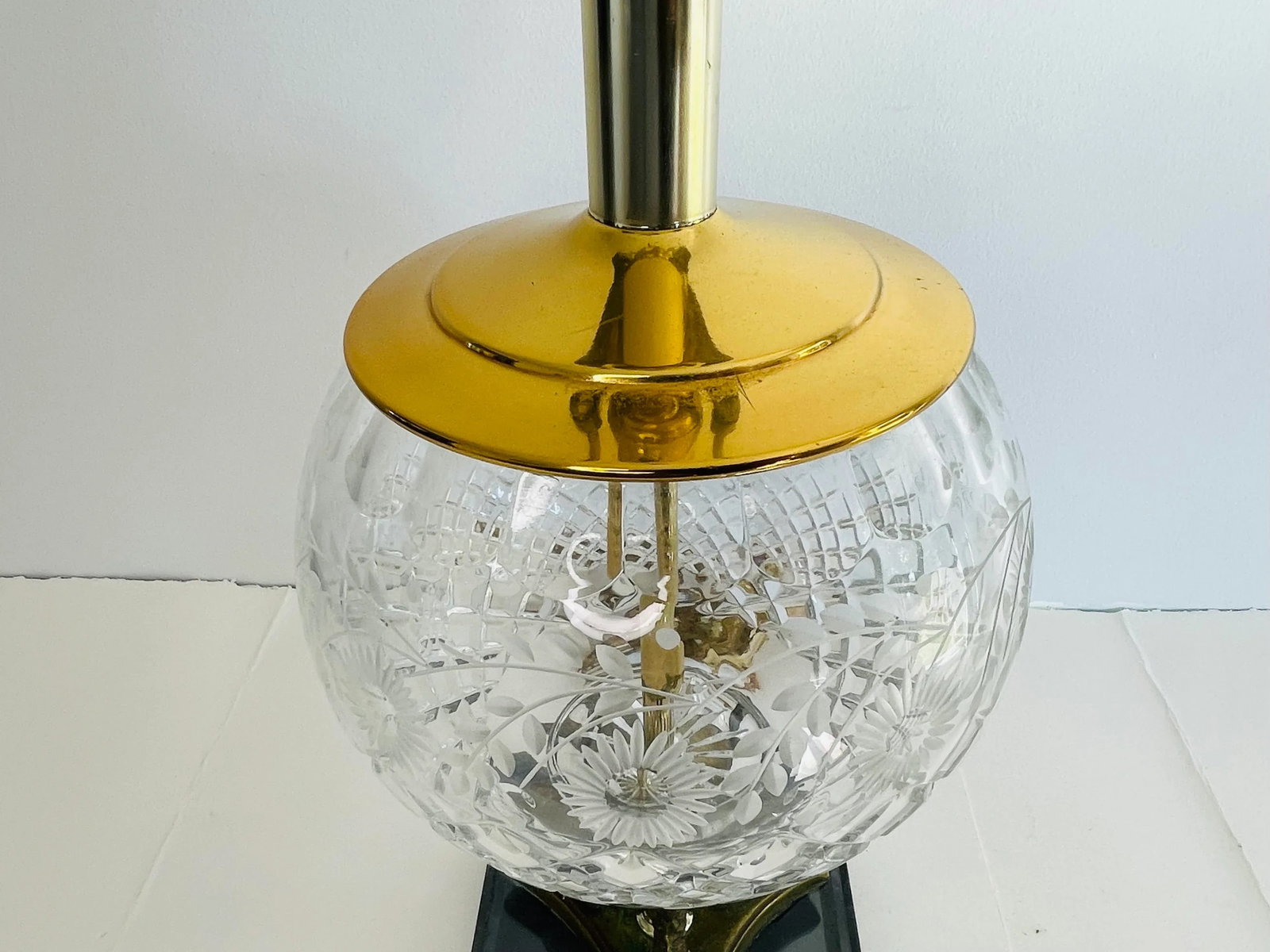 Vintage 1980s Floral Glass & Brass Dolphin Table Lamp - 5