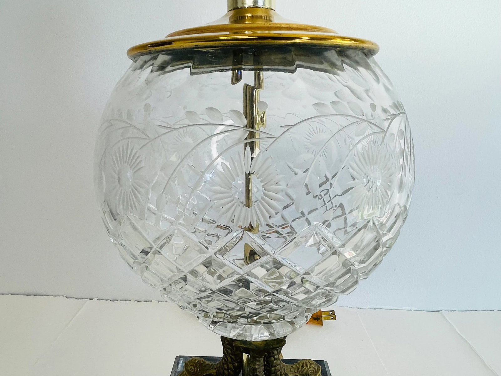 Vintage 1980s Floral Glass & Brass Dolphin Table Lamp - 6