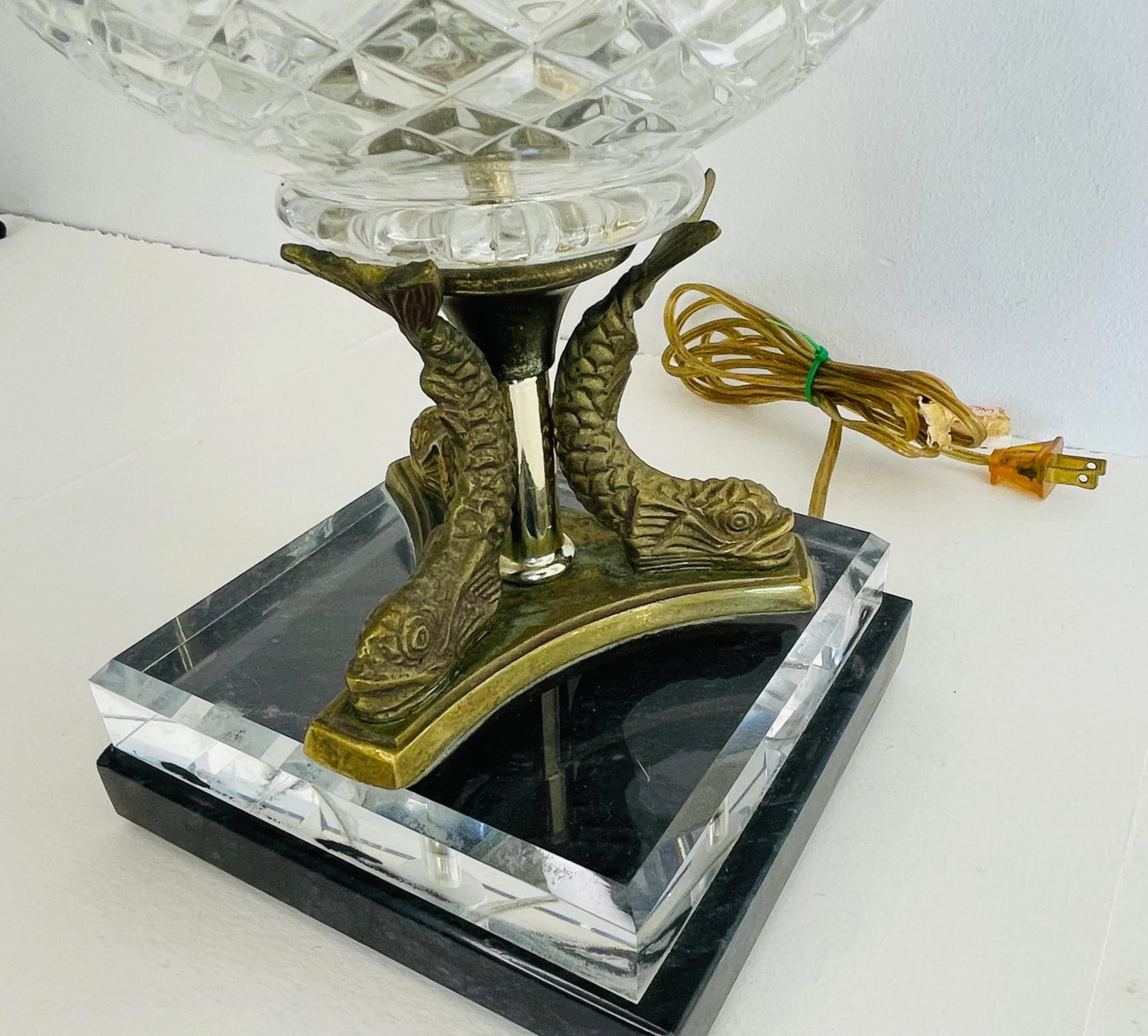 Vintage 1980s Floral Glass & Brass Dolphin Table Lamp - 8
