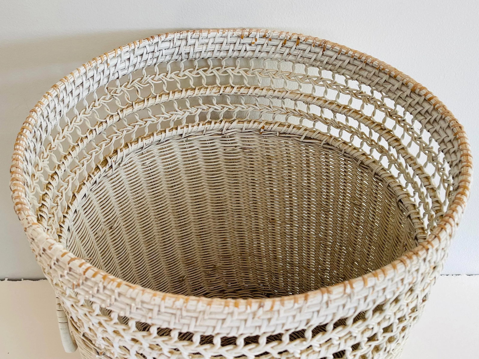 1970s Vintage Shabby Chic White Round Utility Basket - 6