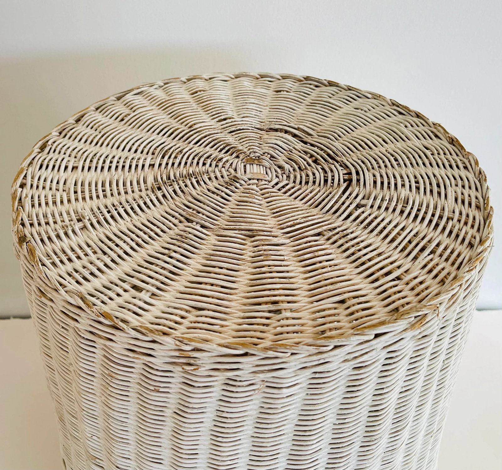 1970s Vintage Shabby Chic White Round Utility Basket - 8