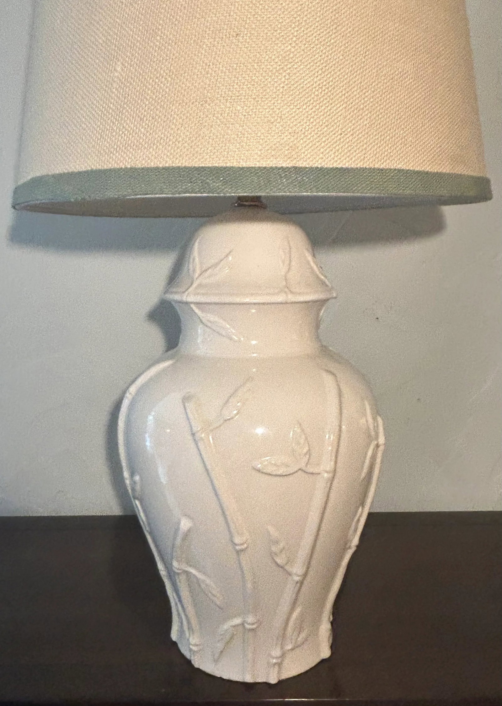 1970s Hollywood Regency Faux Bamboo Blanc De.Chine Ginger Jar Table Lamp With Custom Shade - 10