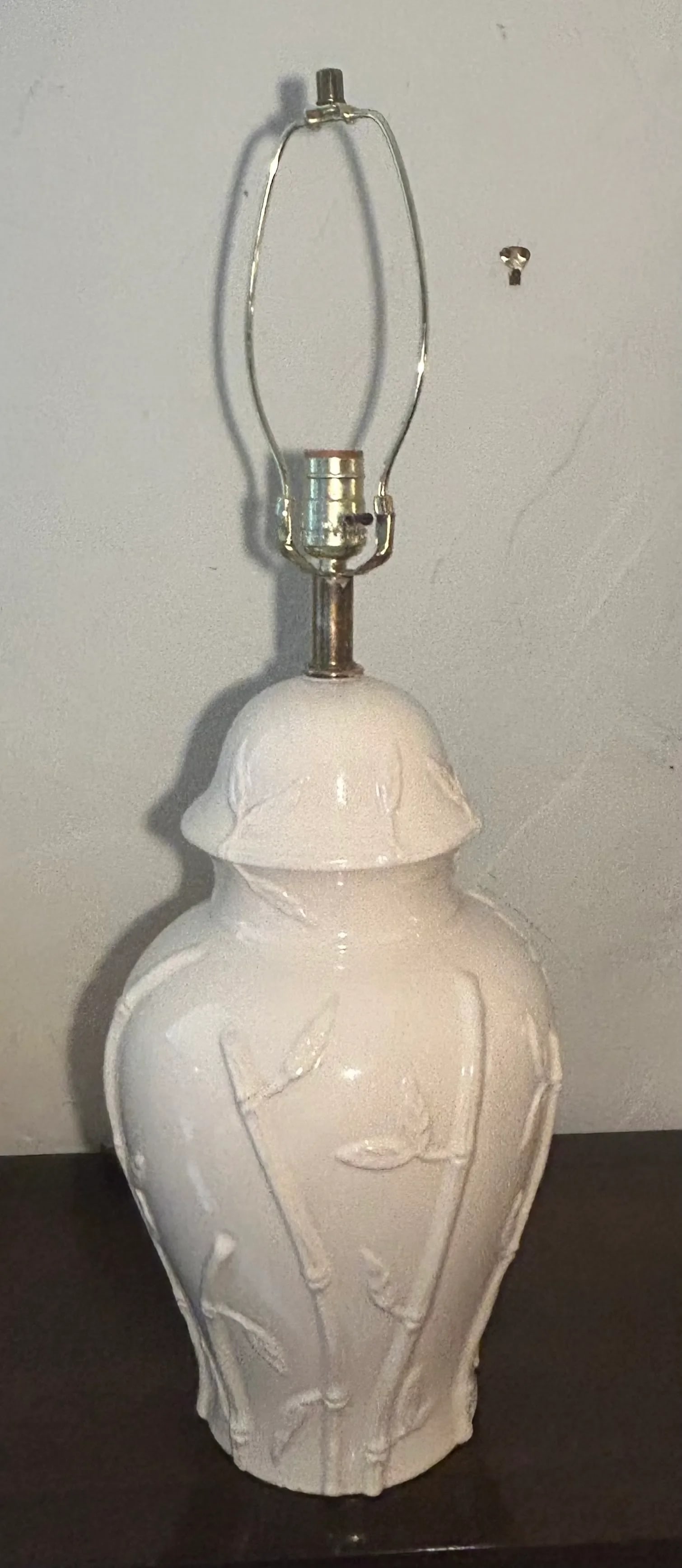 1970s Hollywood Regency Faux Bamboo Blanc De.Chine Ginger Jar Table Lamp With Custom Shade - 3