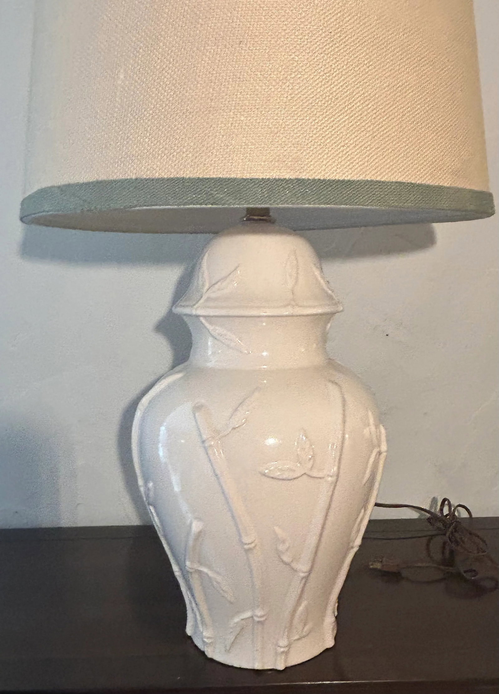 1970s Hollywood Regency Faux Bamboo Blanc De.Chine Ginger Jar Table Lamp With Custom Shade - 4