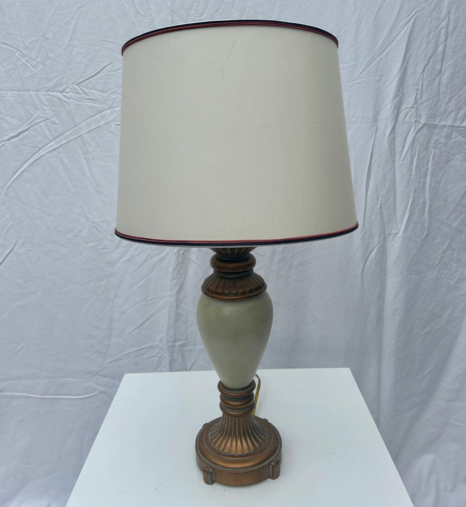 Late 20th Century Neoclassical Gold and Ivory Urn Table Lamp - 11