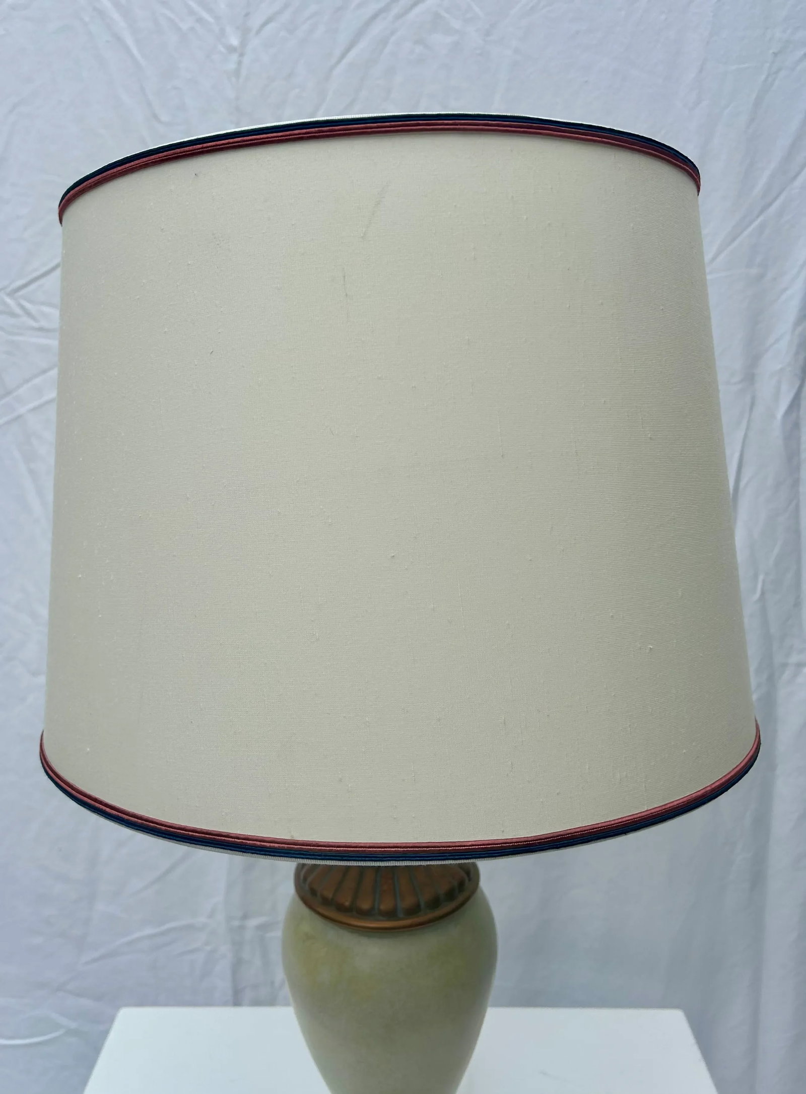 Late 20th Century Neoclassical Gold and Ivory Urn Table Lamp - 3