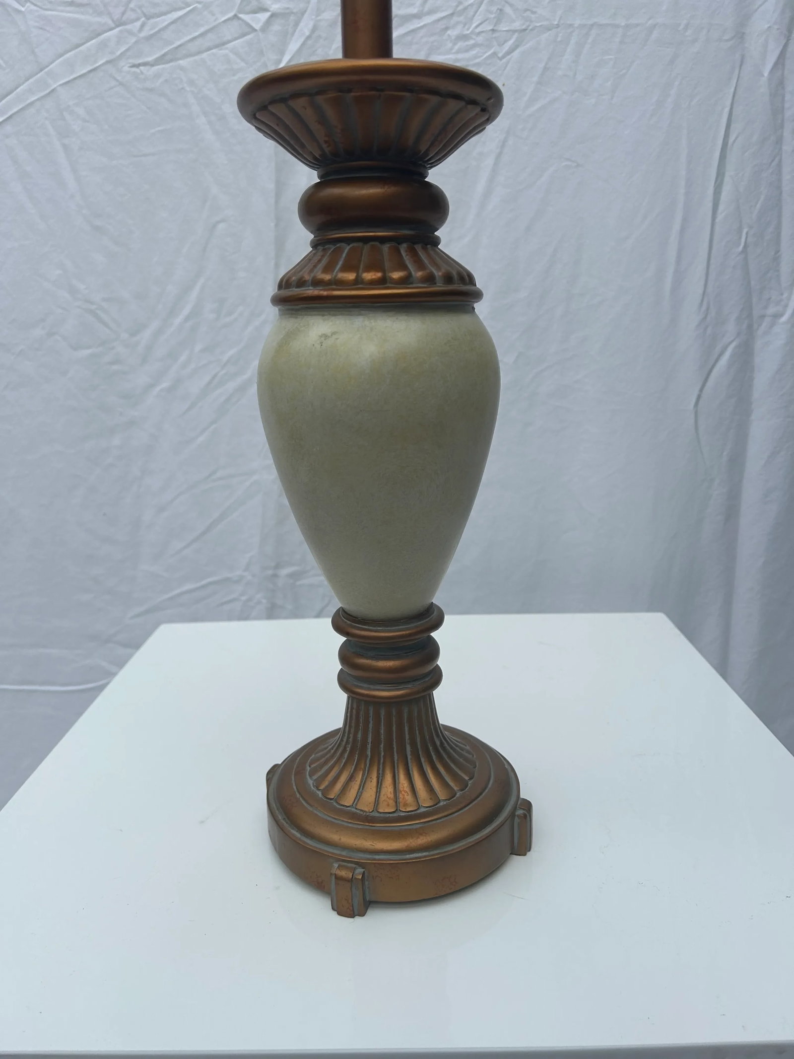 Late 20th Century Neoclassical Gold and Ivory Urn Table Lamp - 4