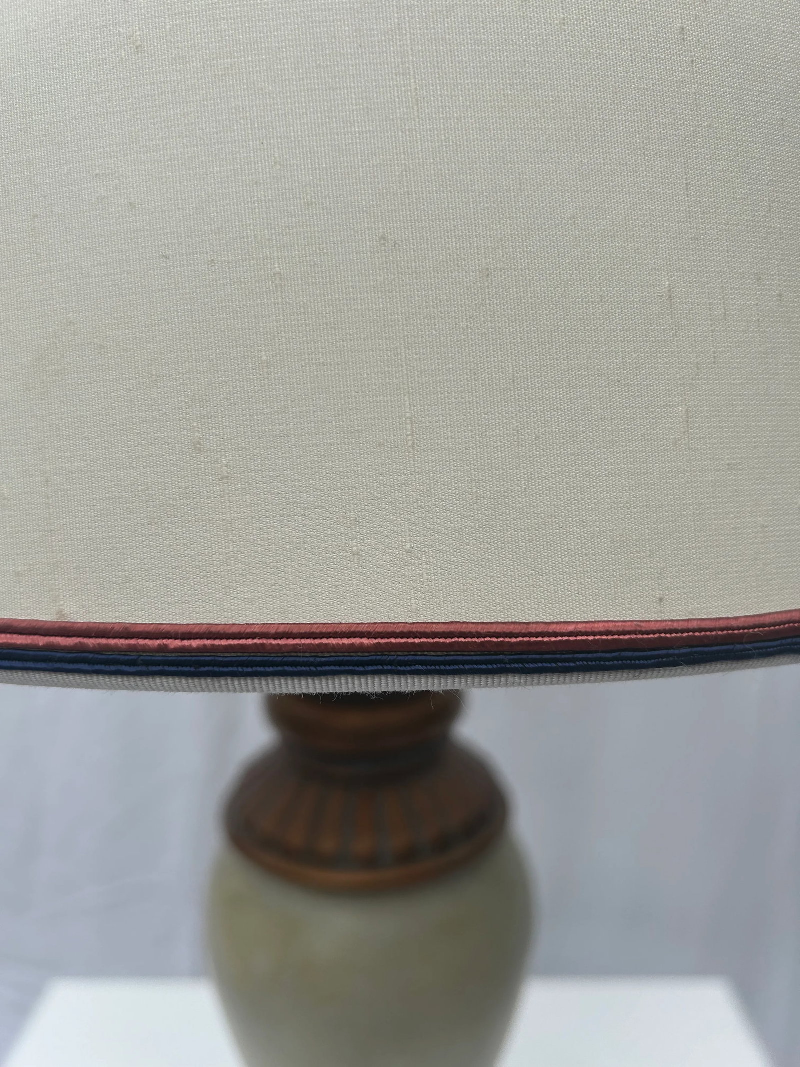 Late 20th Century Neoclassical Gold and Ivory Urn Table Lamp - 5