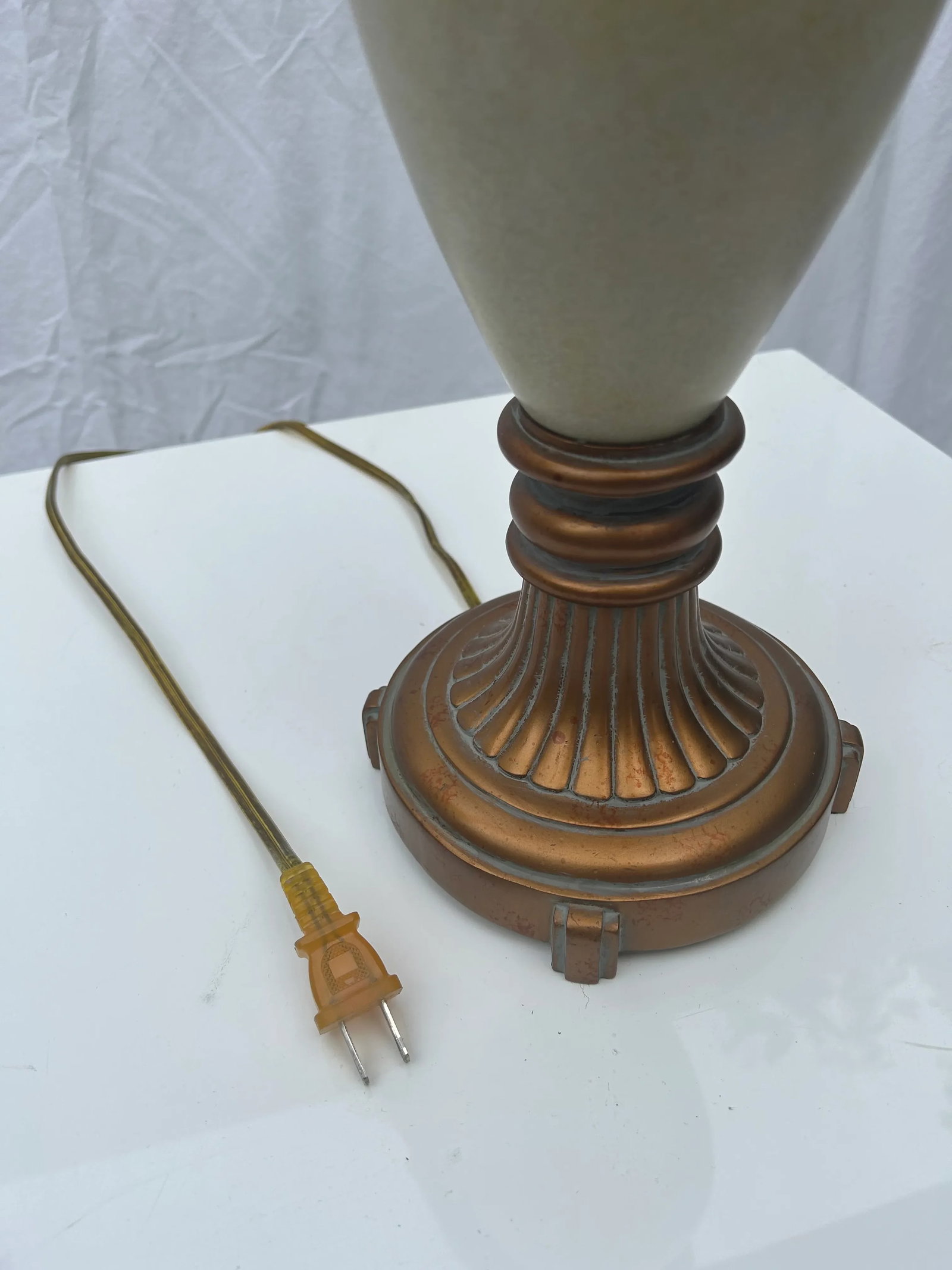 Late 20th Century Neoclassical Gold and Ivory Urn Table Lamp - 8