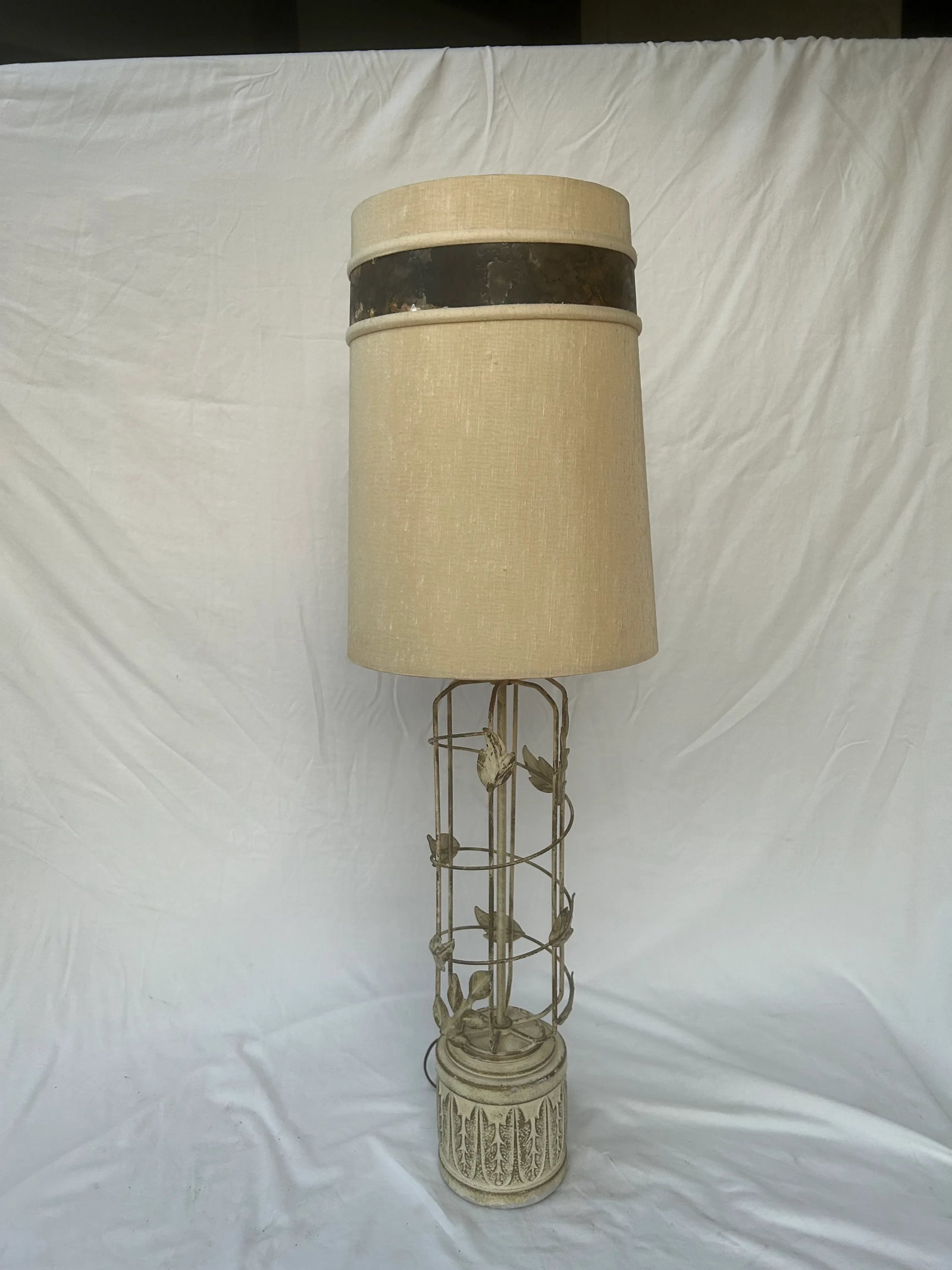 Mid Century Modern Hollywood Regency Gold and White Metal Tole Table Lamp - 2