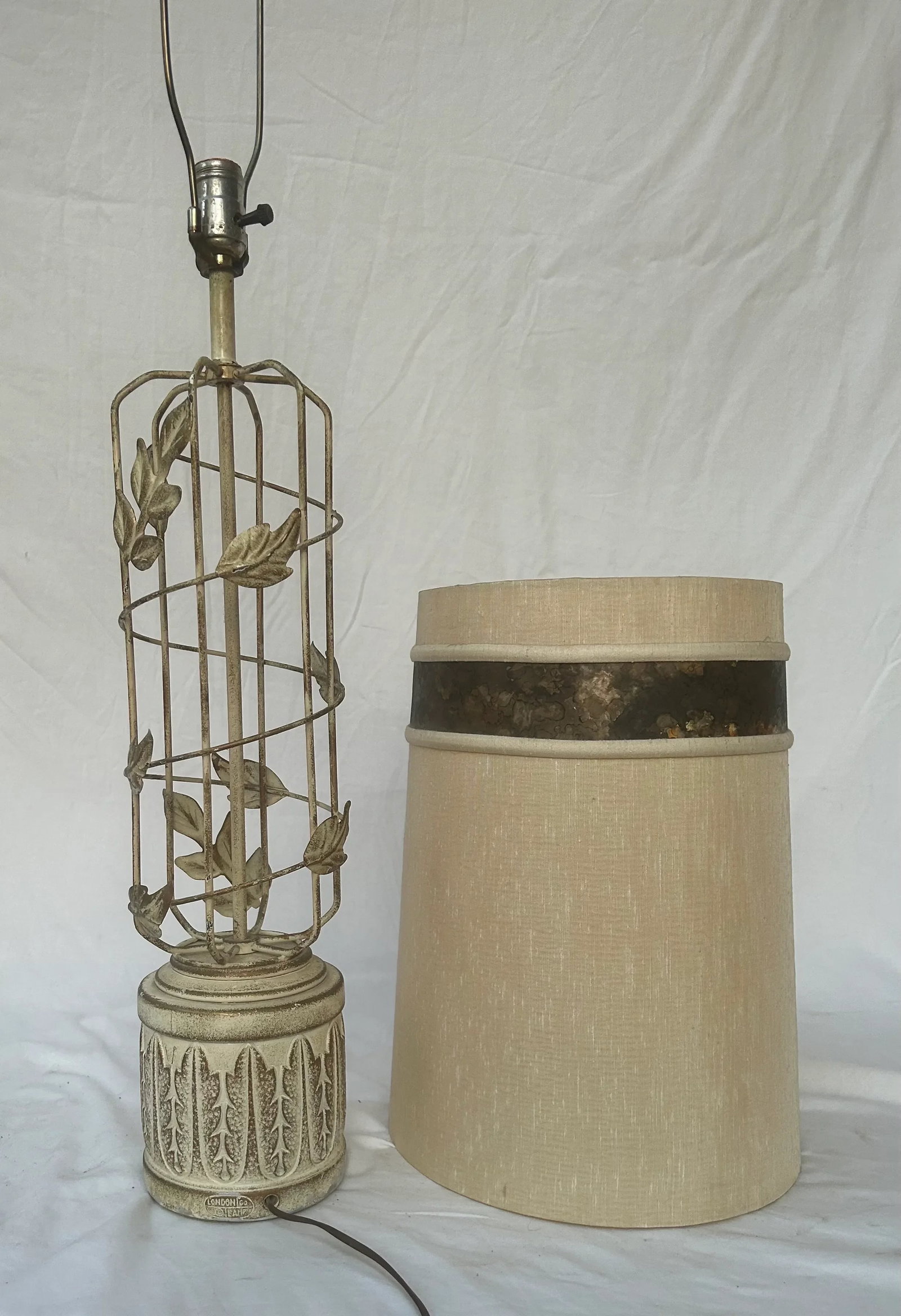 Mid Century Modern Hollywood Regency Gold and White Metal Tole Table Lamp - 3