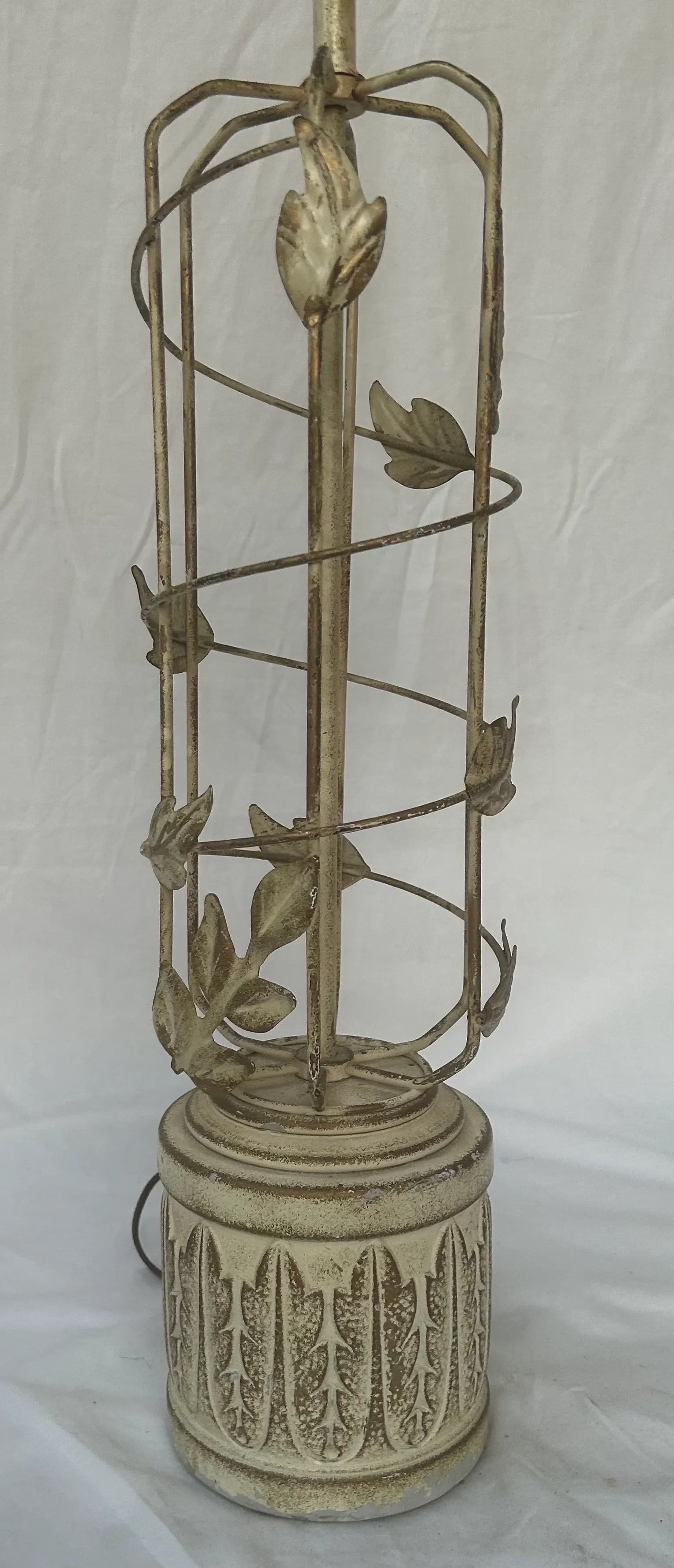 Mid Century Modern Hollywood Regency Gold and White Metal Tole Table Lamp - 4