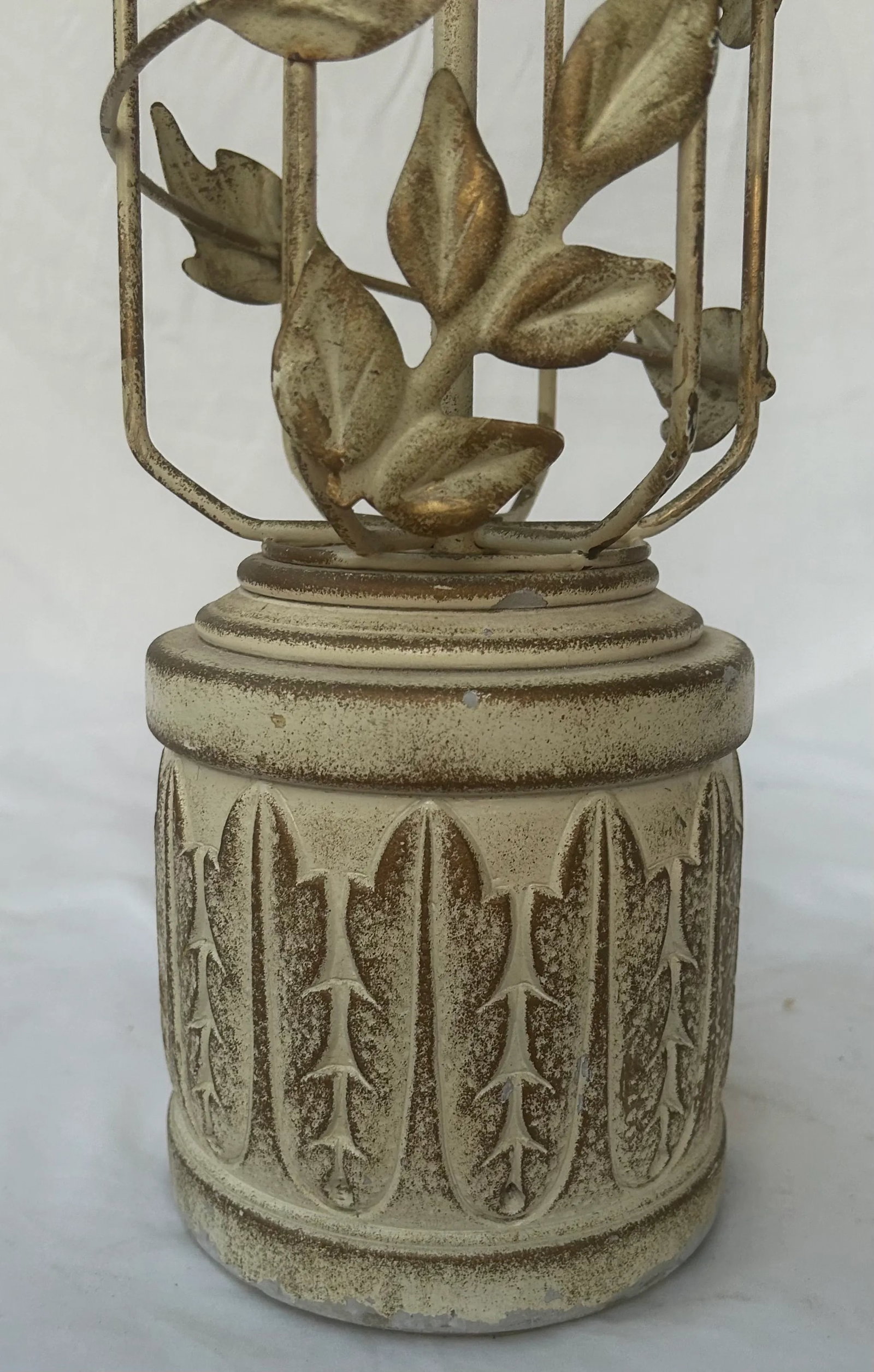 Mid Century Modern Hollywood Regency Gold and White Metal Tole Table Lamp - 7
