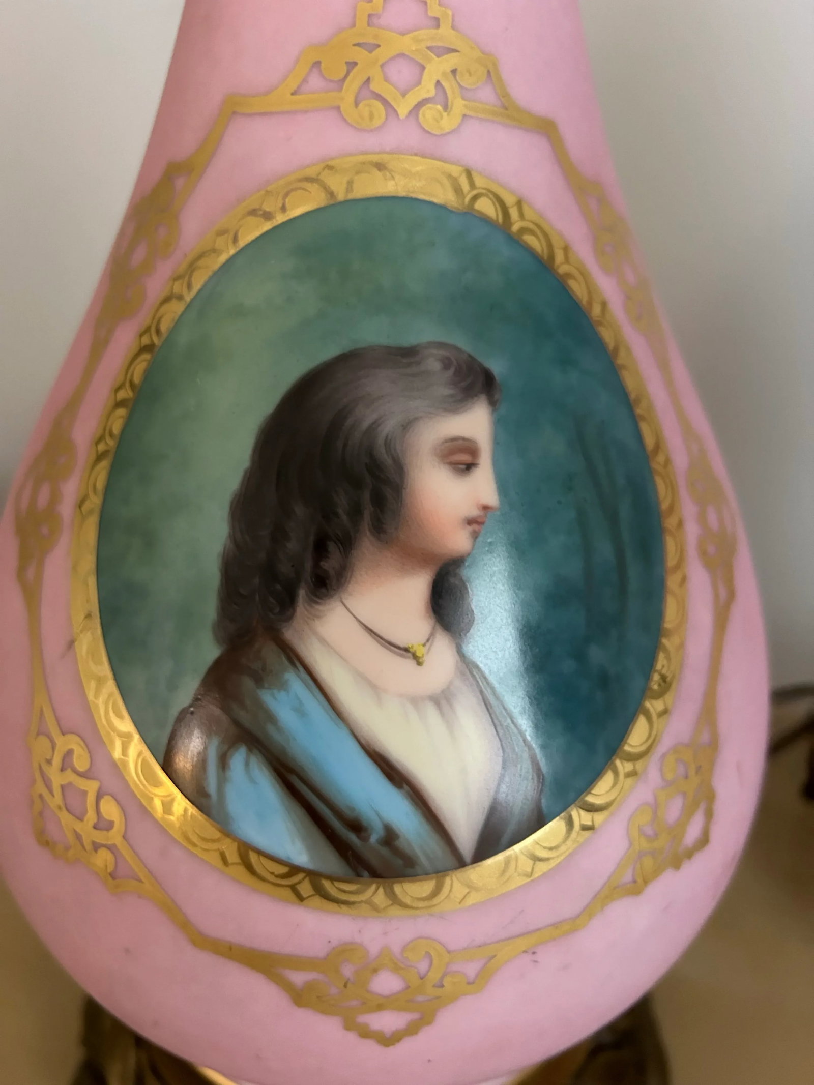 Pair of Vintage French Neoclassical Large Pink Frosted Glass Lamps With Portraits - 9