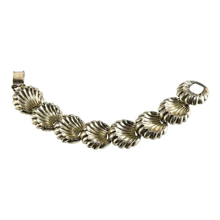 Vintage Napier Bracelet Silver Plated Linked Metal Shells: Bracelet made with silver plated seashell metal stampings linked together for a classic look. We believe this piece dates to c. 1960. Marked Napier on back of the clasp. Measures about 7 1/4" long