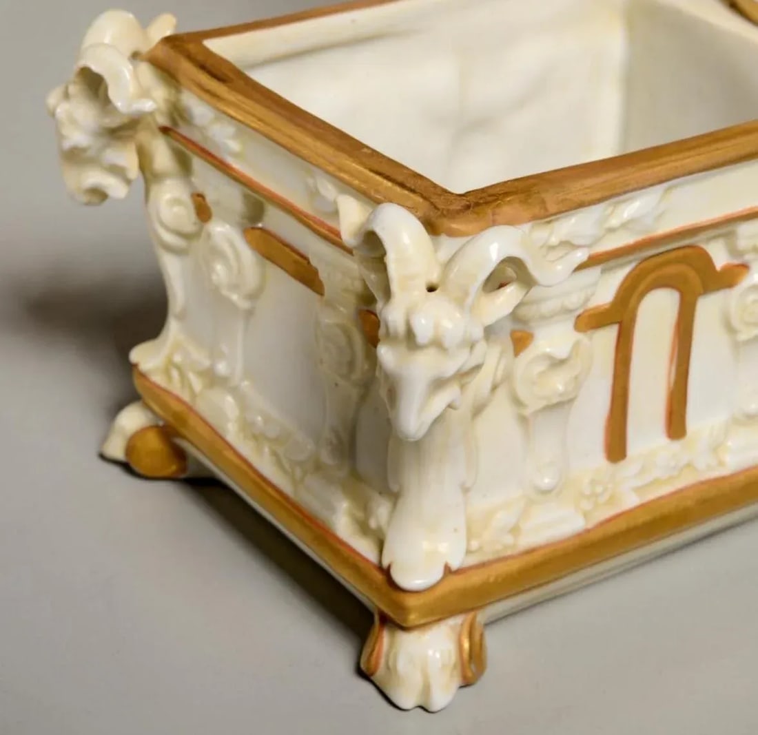 Mid 19th Century Capidemonte Italian Porcelain Surtout De Table Centerpiece in White and Gold Dancin - 7
