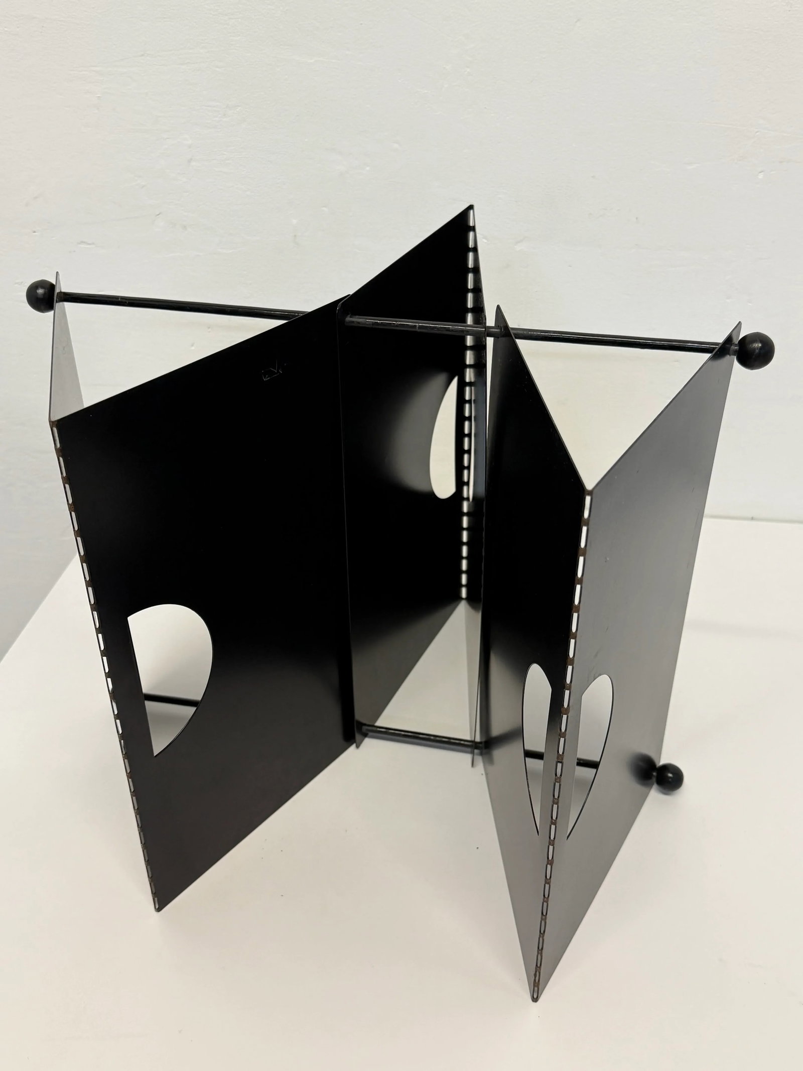 Postmodern Memphis Style Black Metal Magazine Rack, 1980s - 12