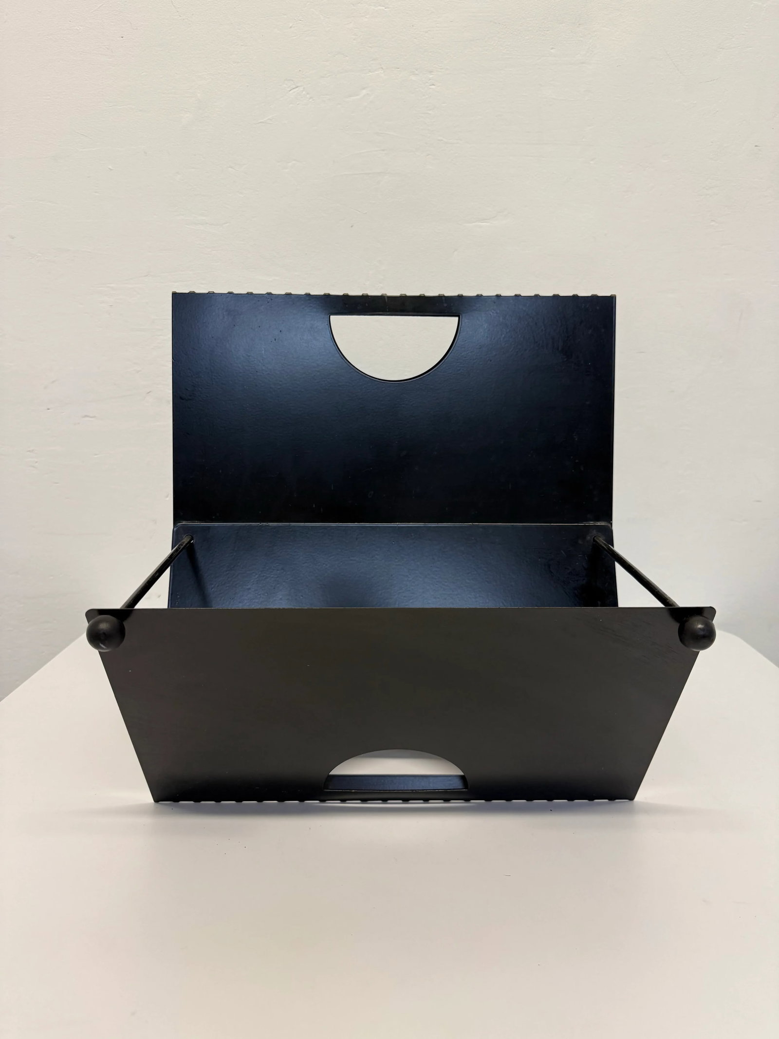 Postmodern Memphis Style Black Metal Magazine Rack, 1980s - 4