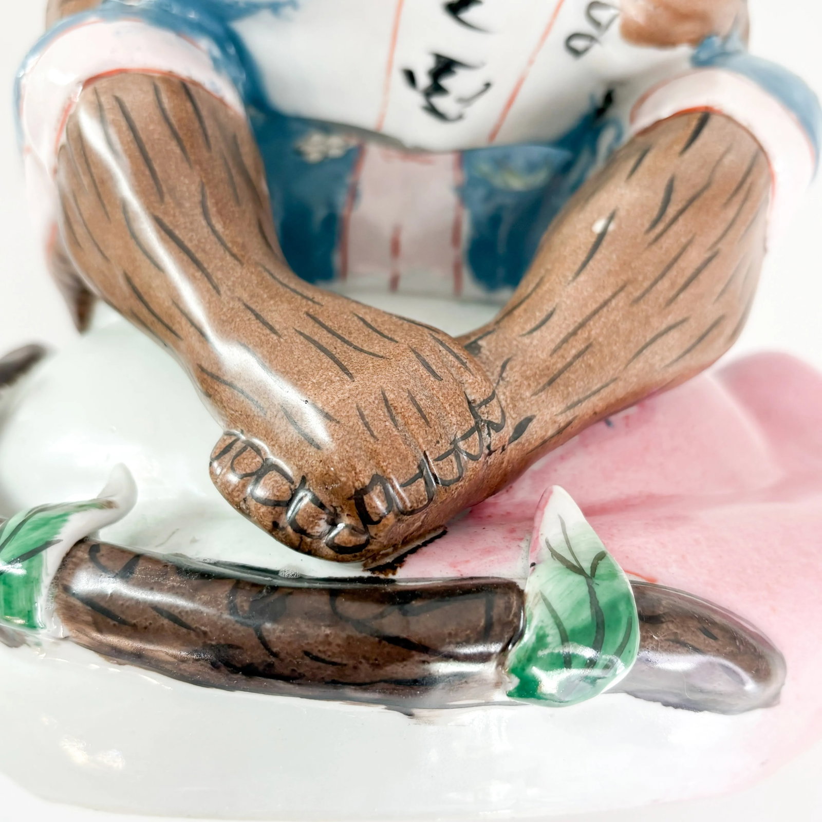 Vintage 1970s Asian Reading Monkey Figurine, Mottahedeh Style - 7