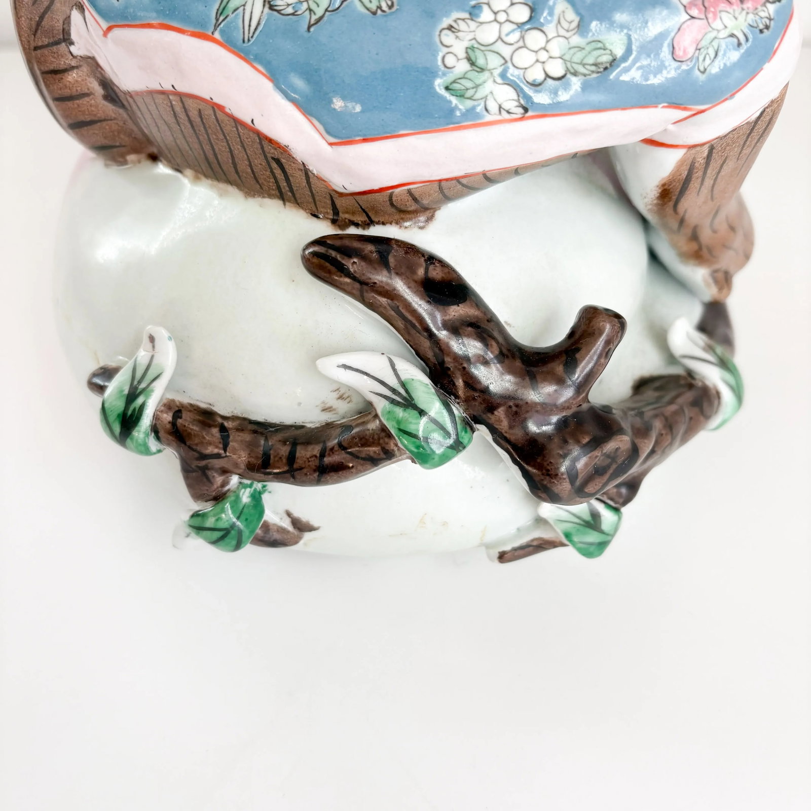 Vintage 1970s Asian Reading Monkey Figurine, Mottahedeh Style - 8