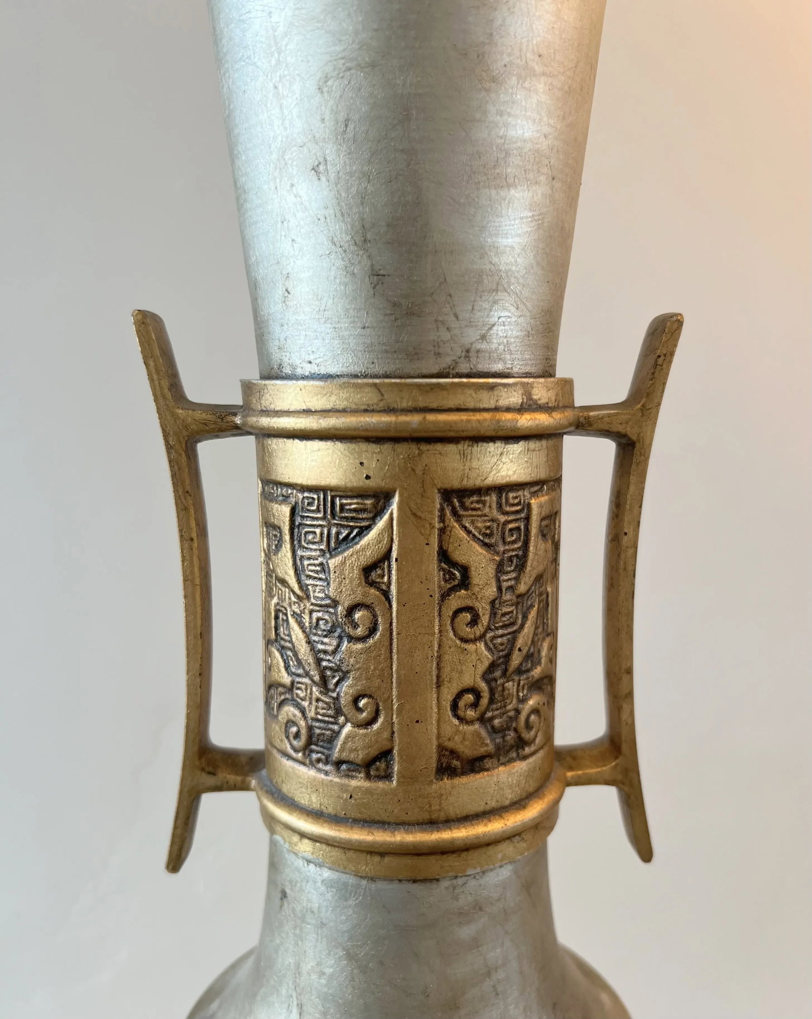 1960s Metal & Brass Chinoiserie Metallic Gold Silver Painted Asian Table Lamp - 7