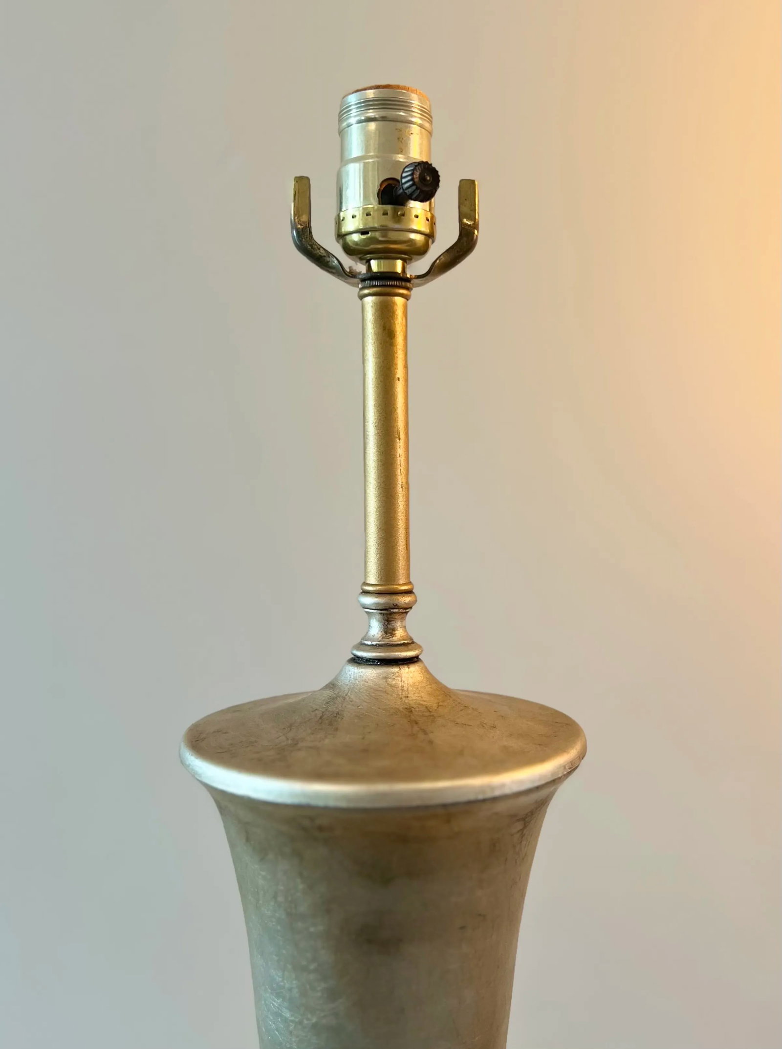 1960s Metal & Brass Chinoiserie Metallic Gold Silver Painted Asian Table Lamp - 8