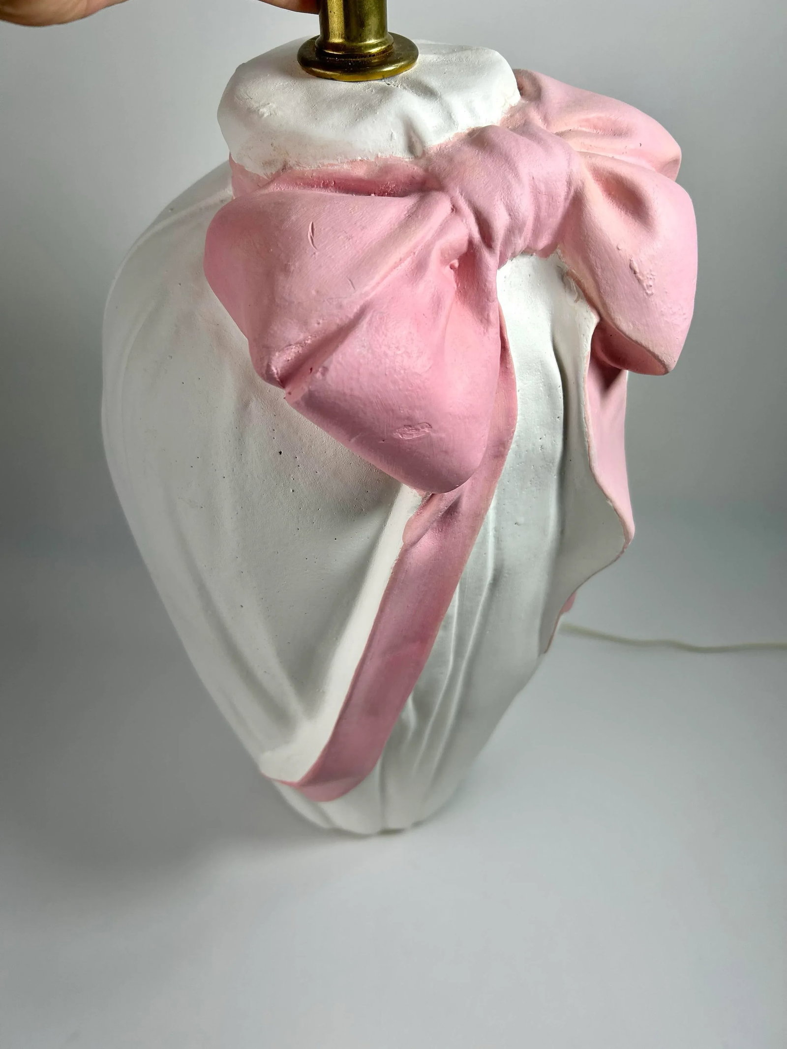 80s Post Modern Draped Cloth Pink Bow Ribbon Coquette Plaster Table Lamp With Brass Fittings - 3