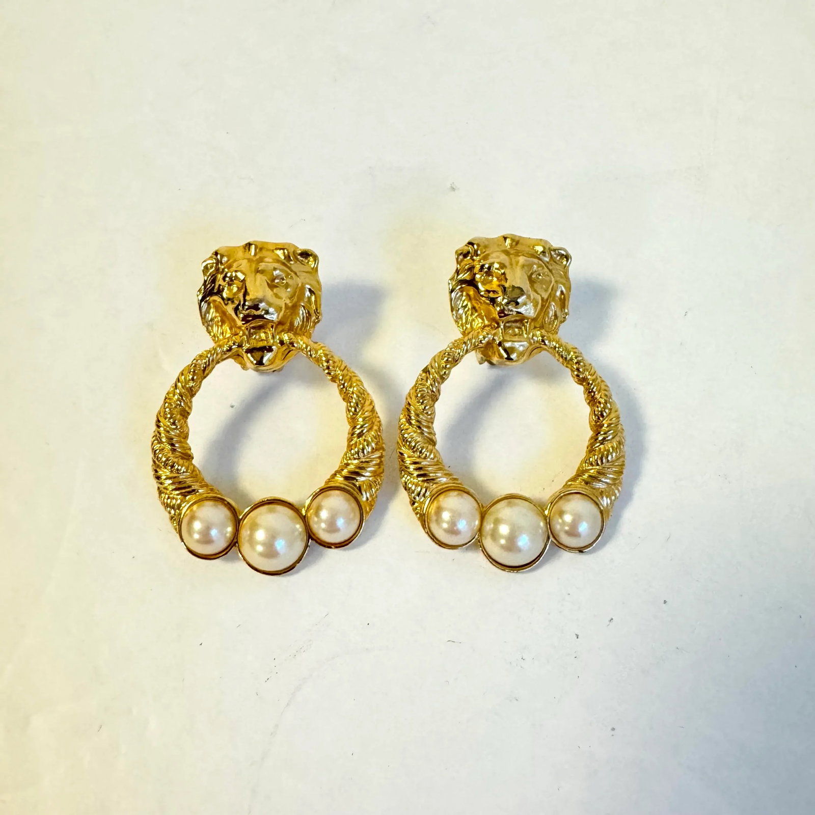 Vintage Lion Head Door Knocker Earrings Clip on Gold Tone Faux Pearl 90s Maximalist Jewelry - 2