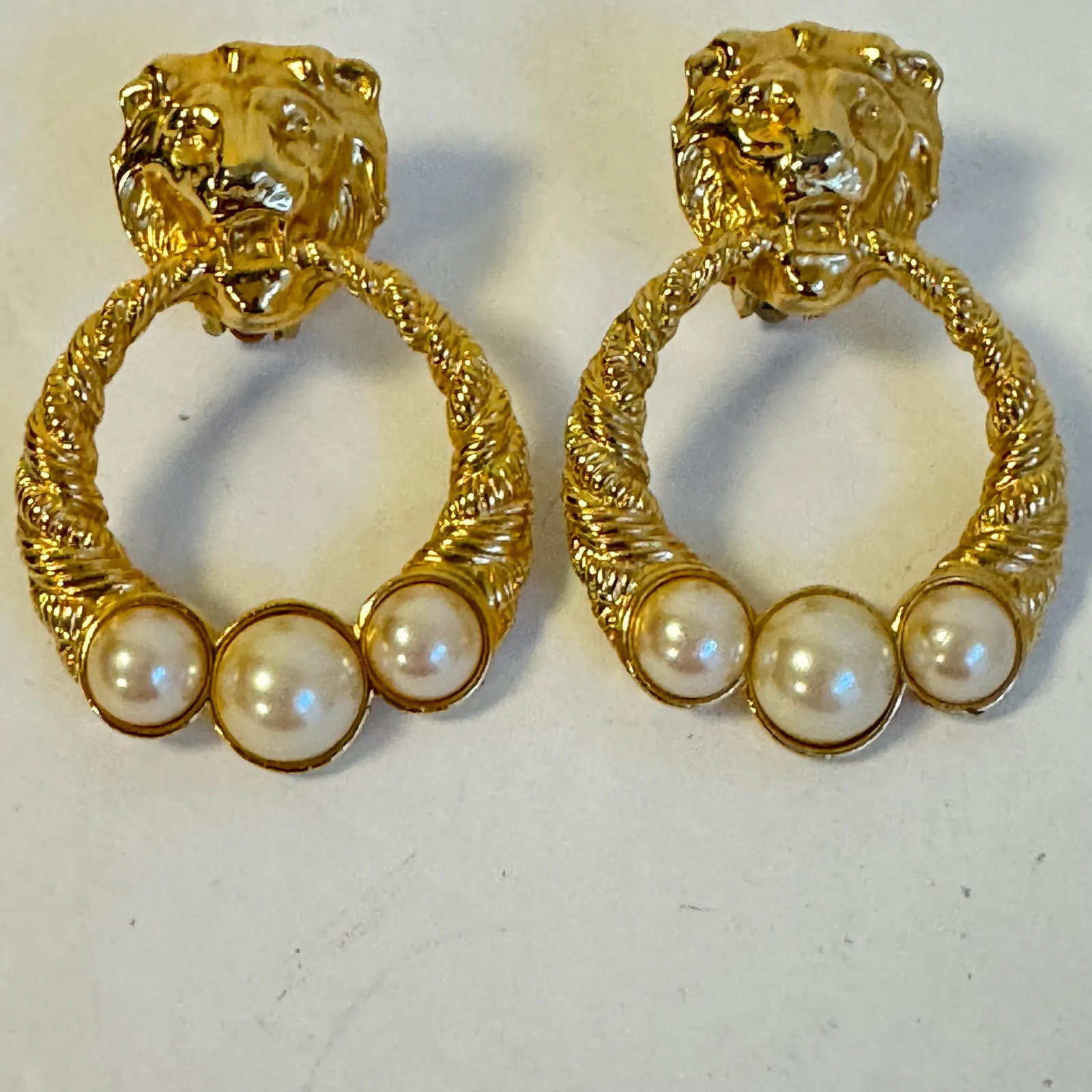 Vintage Lion Head Door Knocker Earrings Clip on Gold Tone Faux Pearl 90s Maximalist Jewelry - 4