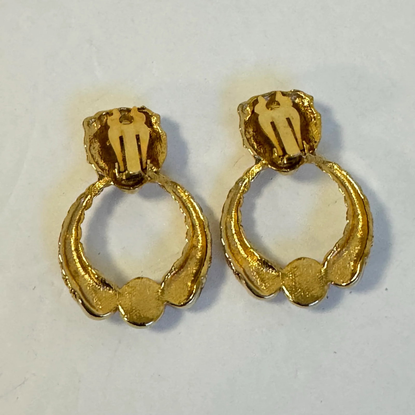 Vintage Lion Head Door Knocker Earrings Clip on Gold Tone Faux Pearl 90s Maximalist Jewelry - 5