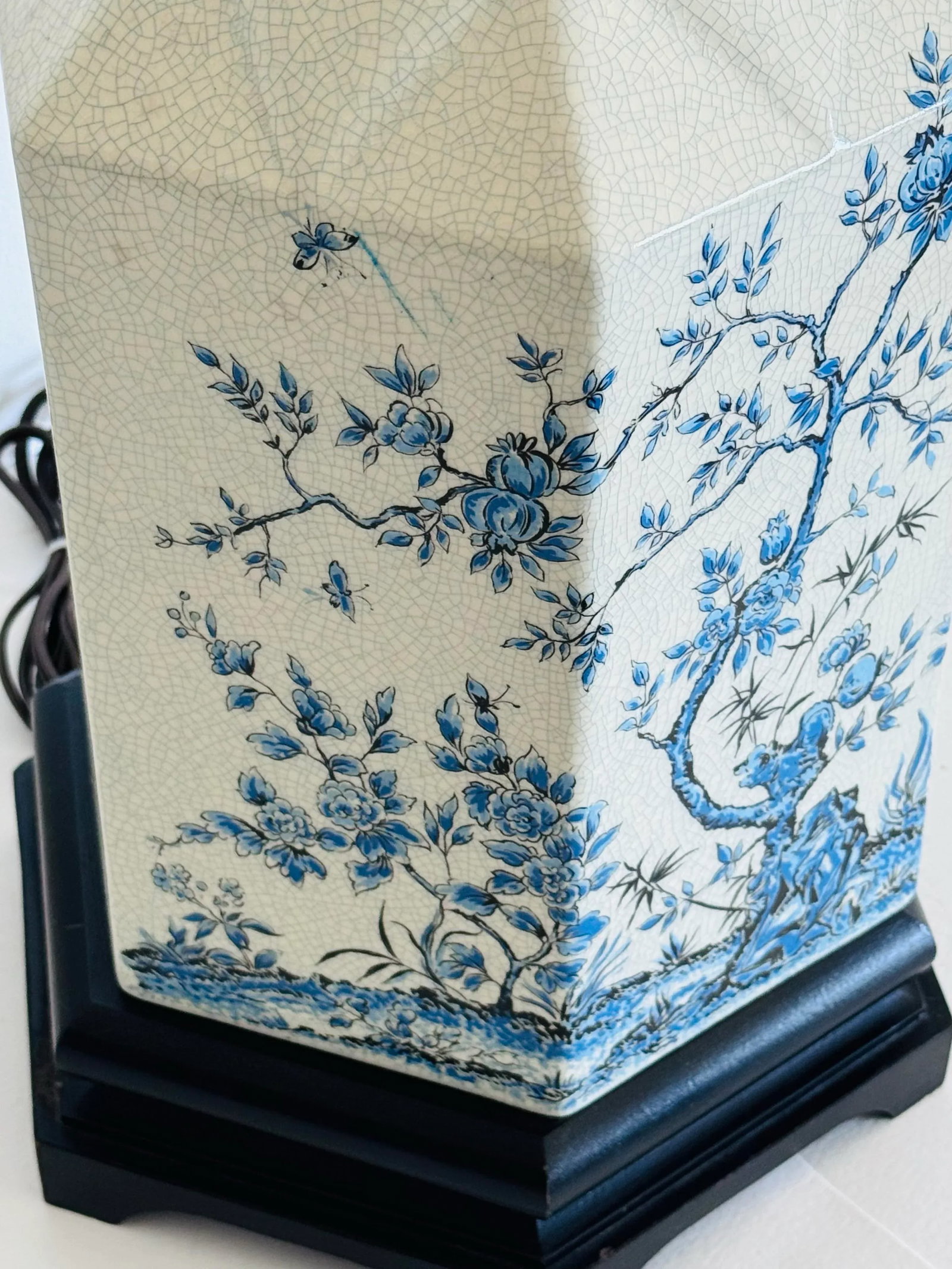 Vintage 1950s White Crackle & Blue Floral Chinoiserie Table Lamp - 3