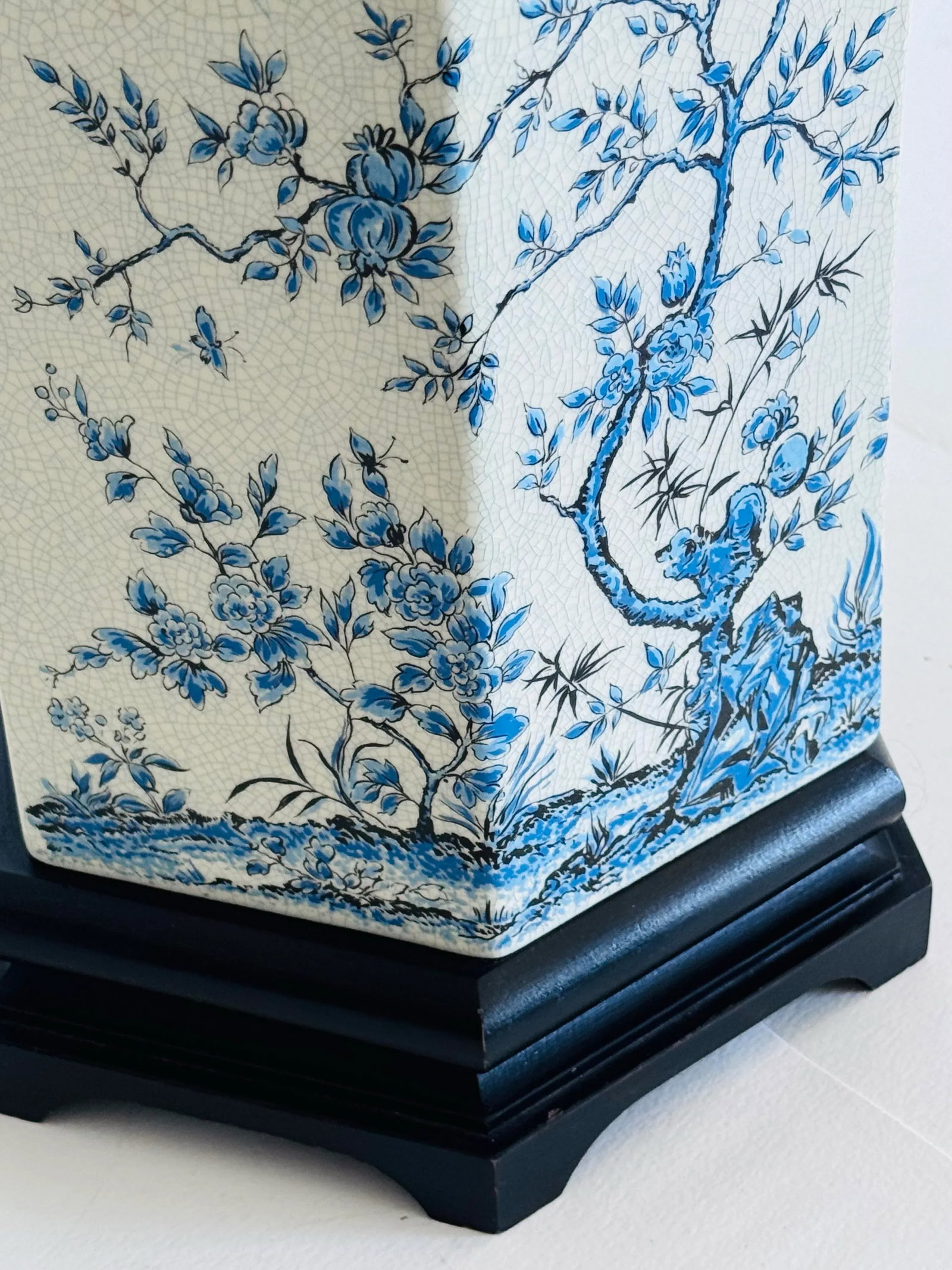 Vintage 1950s White Crackle & Blue Floral Chinoiserie Table Lamp - 9
