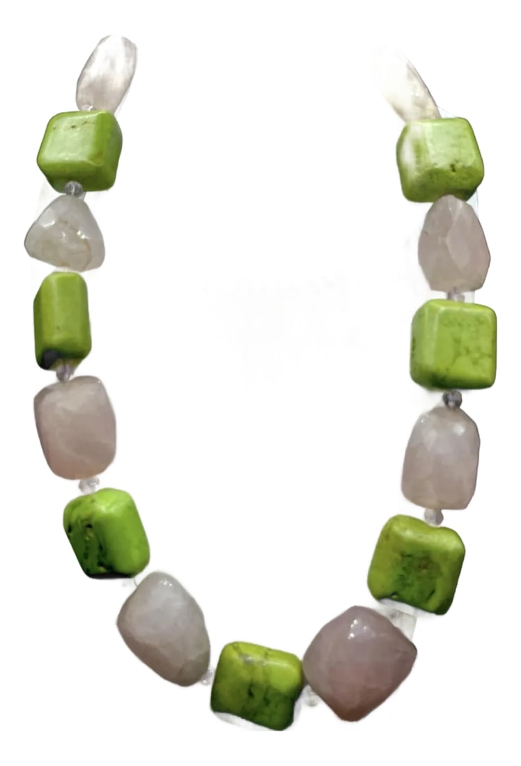 Gemstone Necklace Rose Quartz and Green Turquoise Beads: This necklace combines rose quartz and green turquoise beads in an alternating pattern, showcasing the natural beauty of these semi-precious gemstones. The chunky gemstones with sterling silver toggle