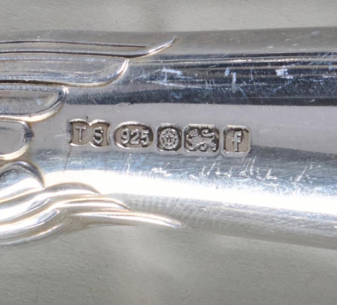 Late 20th Century Set of Thirteen Sterling Silver Elizabeth II Dinner Knives With Pistol Handles - 10