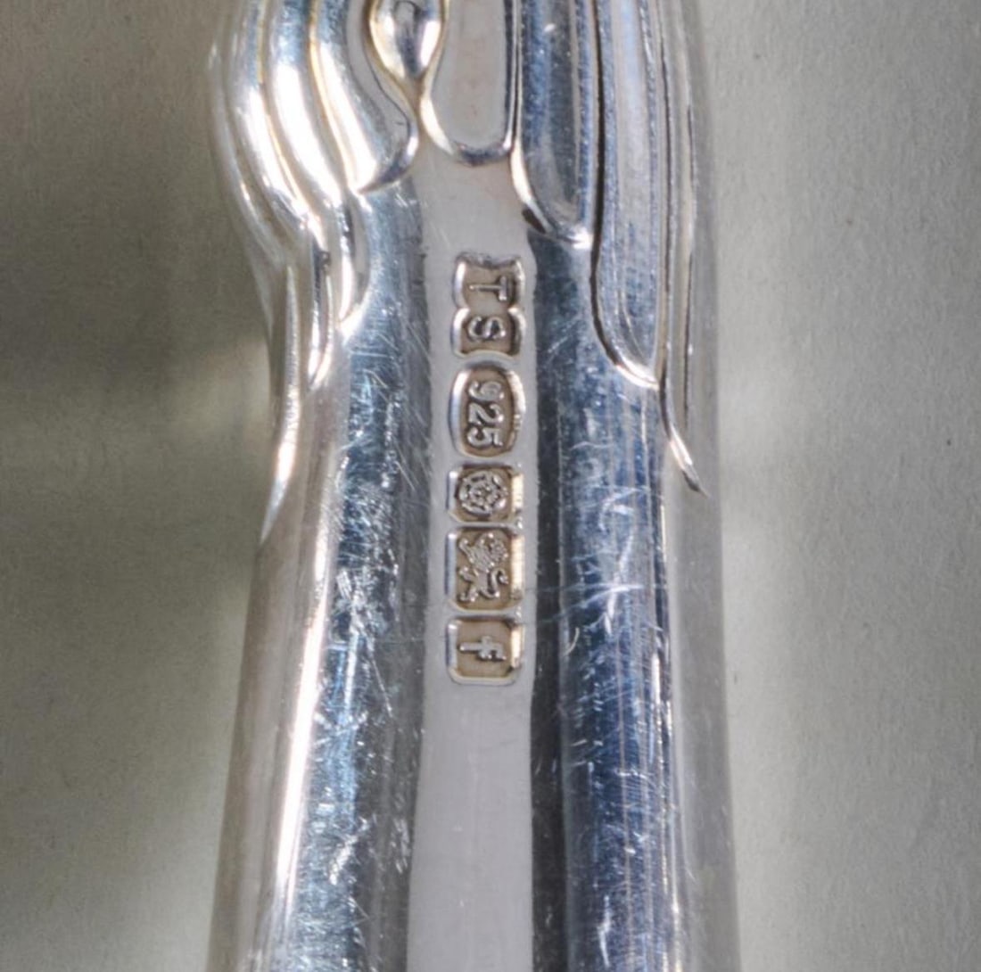 Late 20th Century Set of Thirteen Sterling Silver Elizabeth II Dinner Knives With Pistol Handles - 6