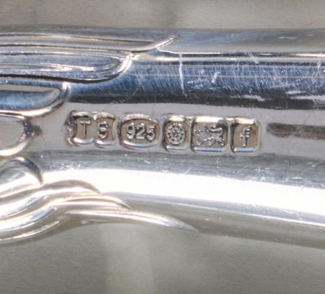 Late 20th Century Set of Thirteen Sterling Silver Elizabeth II Dinner Knives With Pistol Handles - 9