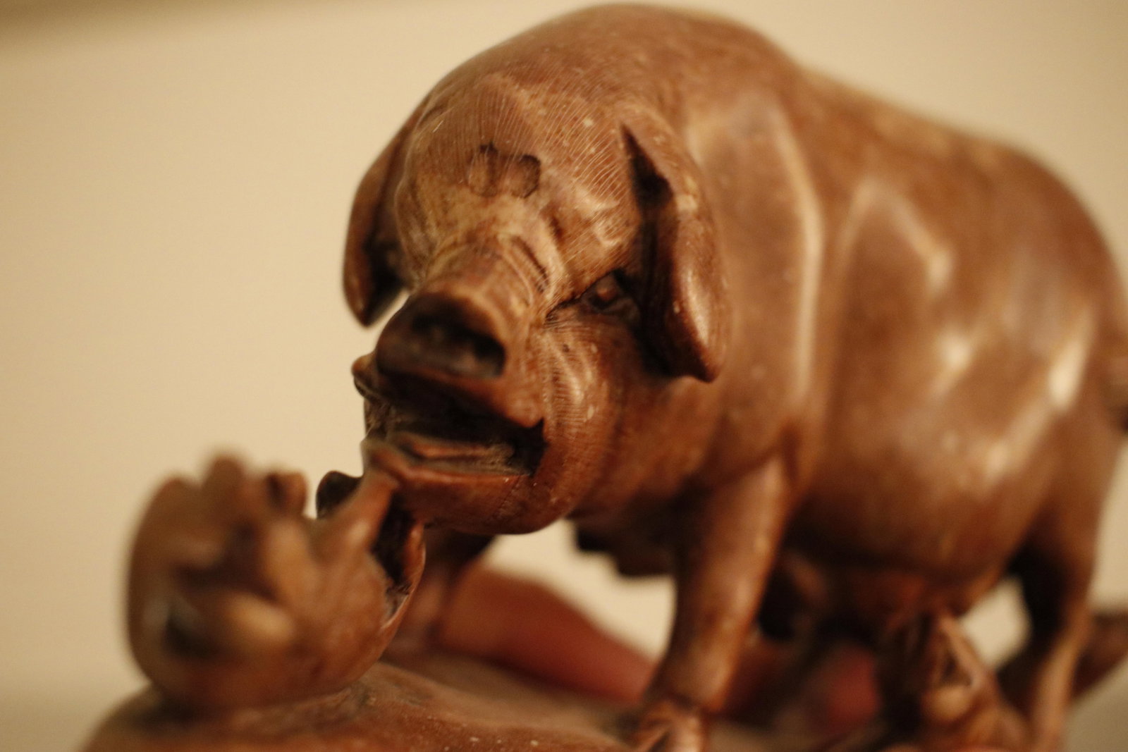 Antique Late Qing Chinese Shoushan Soapstone Sculpture of a Sow With Piglets, Signed - 10
