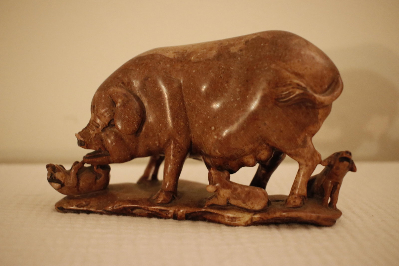 Antique Late Qing Chinese Shoushan Soapstone Sculpture of a Sow With Piglets, Signed - 11