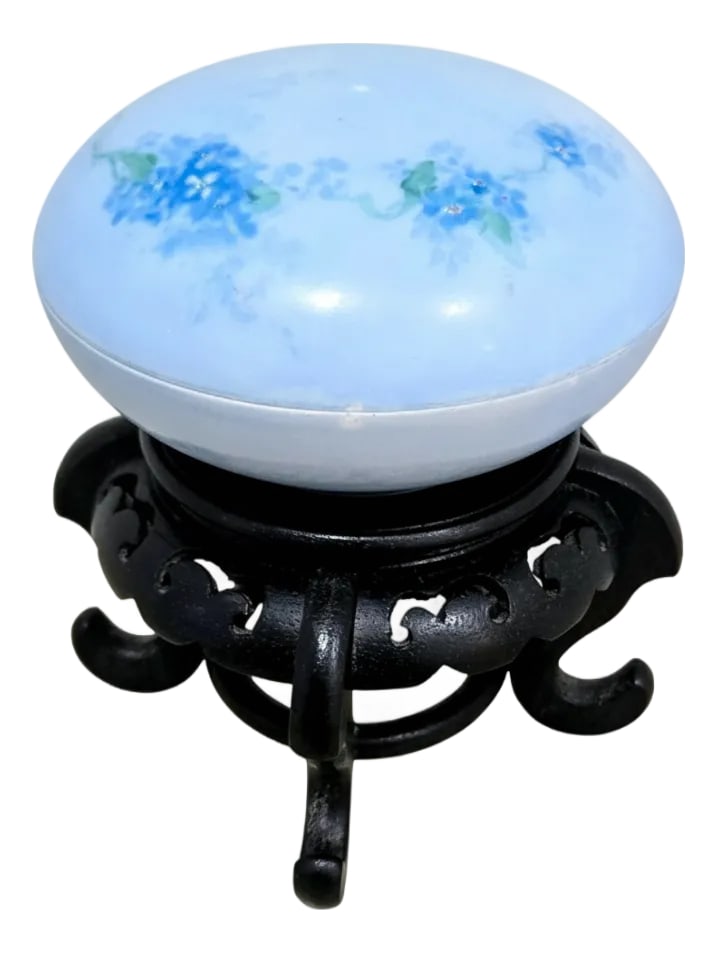 Antique William Guerin Limoges Pale Blue Forget-Me-Not Trinket Box W/Stand: This charming Limoges porcelain box features a soft, misty pale-blue ground encircling the domed lid, embellished with hand-painted sprays of blue forget-me-nots and subtle green foliage. Attributed