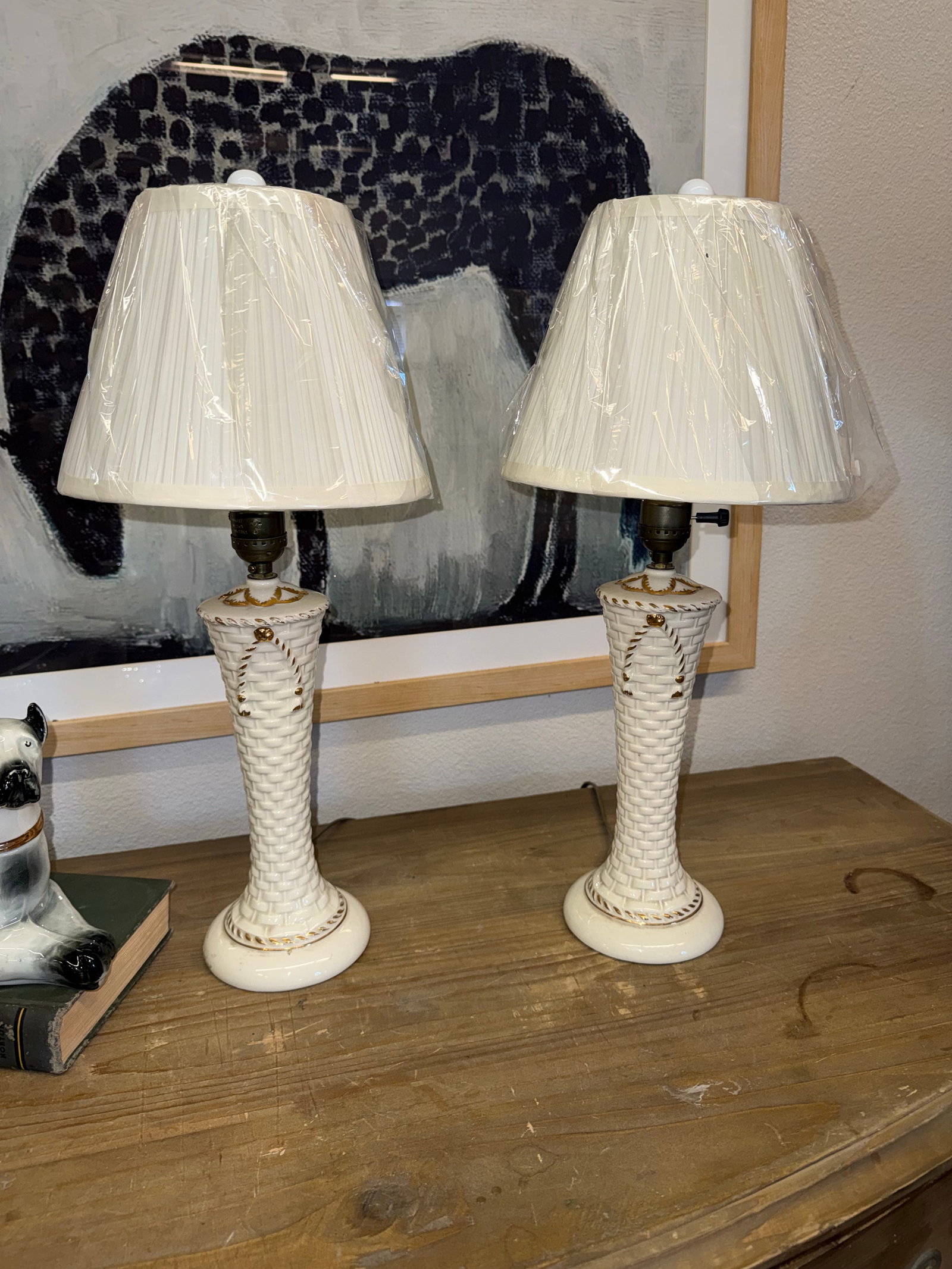 1950s Pair of Vintage Ceramic Diminutive Basket Gold Bow Lamps. - 3